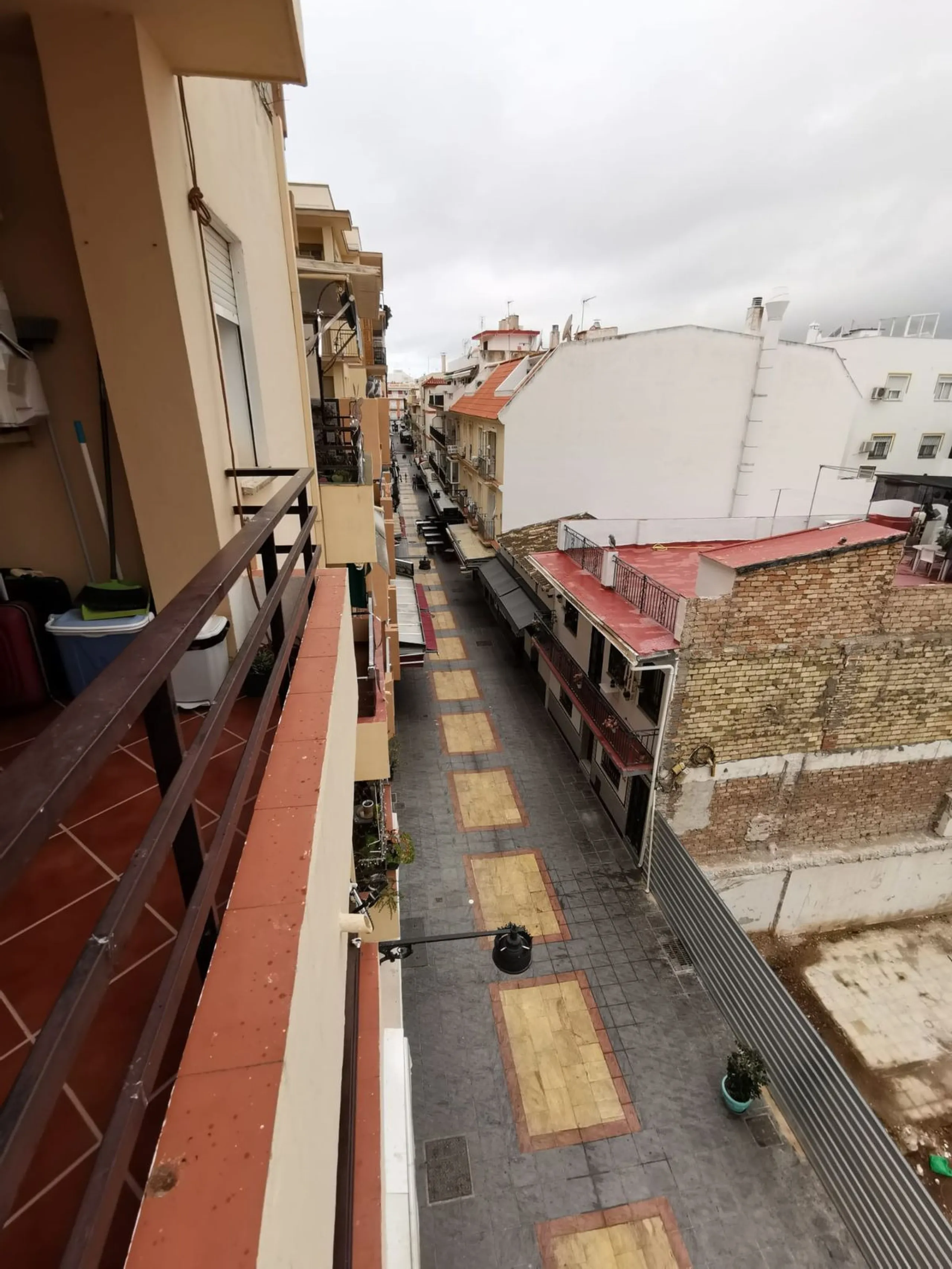 Calling all investors!!!!!! This is a once in a lifetime opportunity to acquire a highly sort after plot right in the heart of Fuengirola, just behind the Hotel El Puerto on the Paseo Maritimo in the area know as "Fish Alley". The plot has permissions up 
