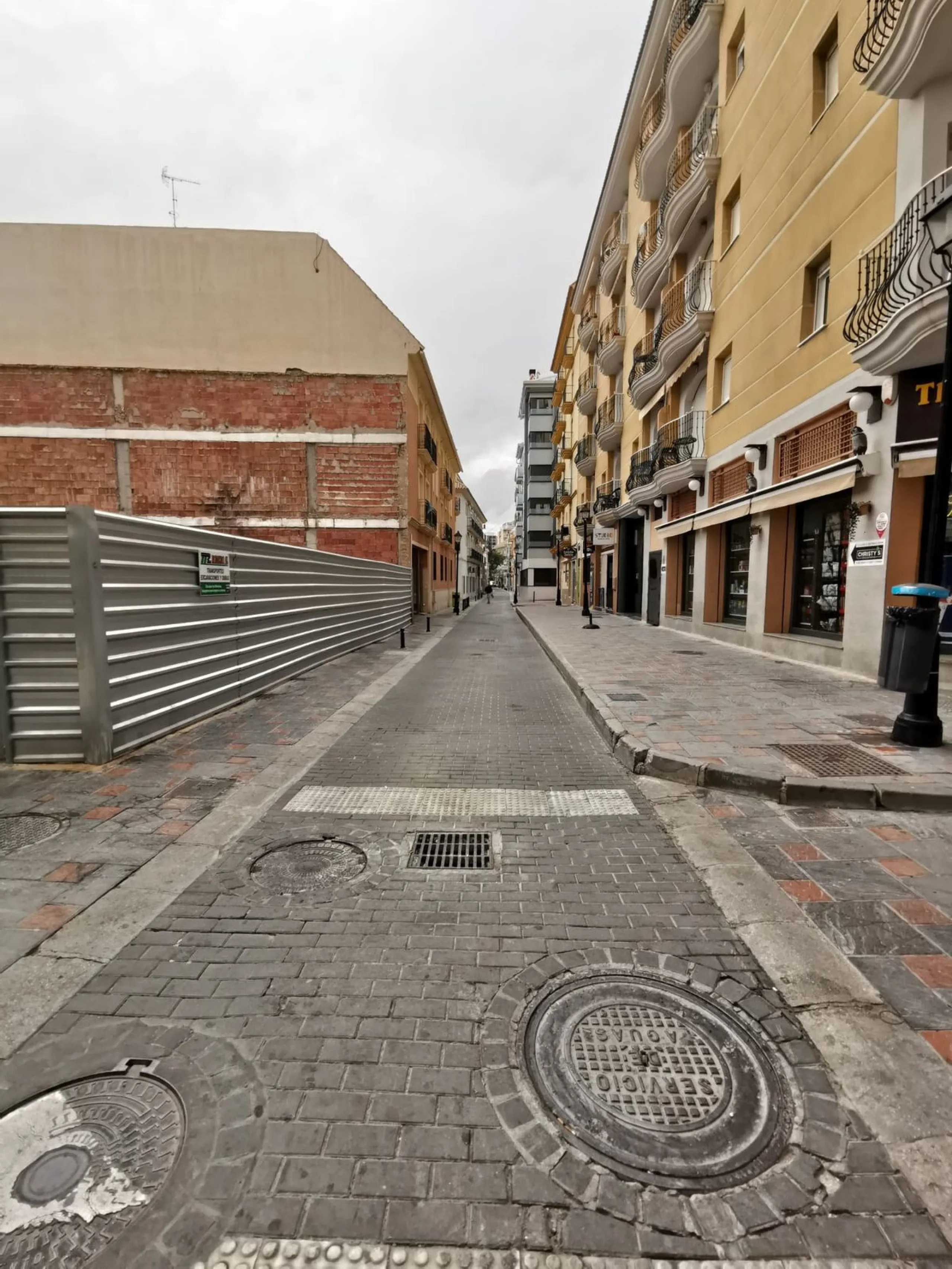 Calling all investors!!!!!! This is a once in a lifetime opportunity to acquire a highly sort after plot right in the heart of Fuengirola, just behind the Hotel El Puerto on the Paseo Maritimo in the area know as "Fish Alley". The plot has permissions up 