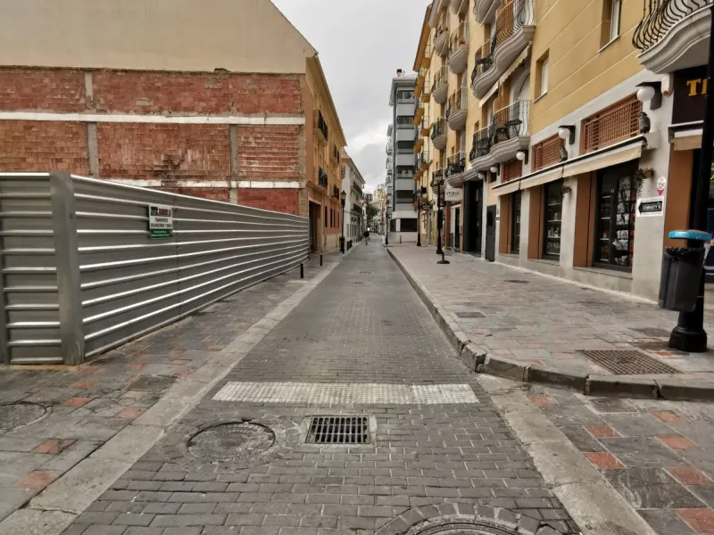 Calling all investors!!!!!! This is a once in a lifetime opportunity to acquire a highly sort after plot right in the heart of Fuengirola, just behind the Hotel El Puerto on the Paseo Maritimo in the area know as "Fish Alley". The plot has permissions up 