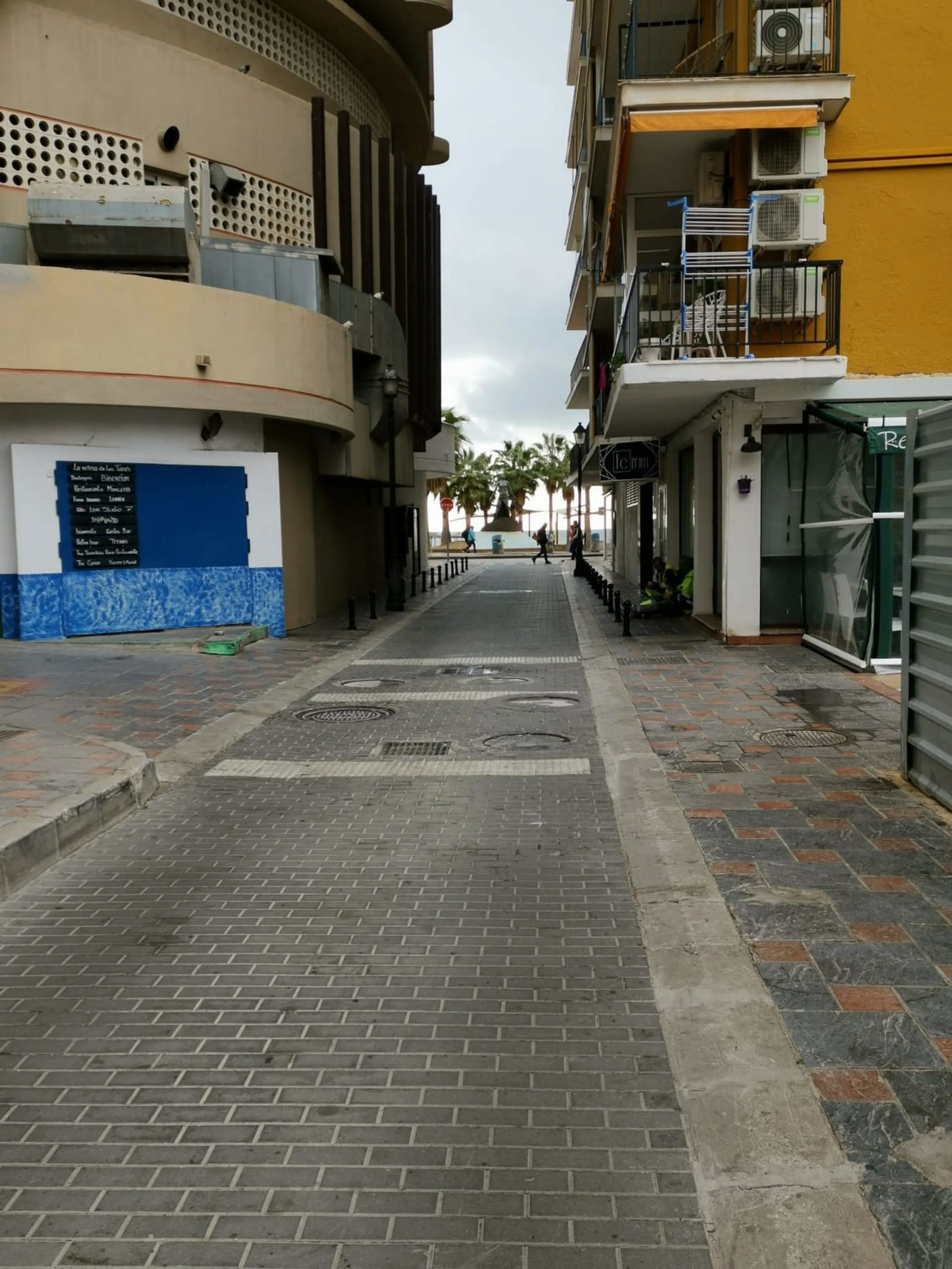 Calling all investors!!!!!! This is a once in a lifetime opportunity to acquire a highly sort after plot right in the heart of Fuengirola, just behind the Hotel El Puerto on the Paseo Maritimo in the area know as "Fish Alley". The plot has permissions up 