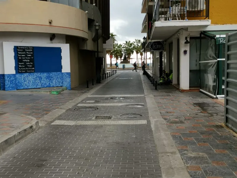 Calling all investors!!!!!! This is a once in a lifetime opportunity to acquire a highly sort after plot right in the heart of Fuengirola, just behind the Hotel El Puerto on the Paseo Maritimo in the area know as "Fish Alley". The plot has permissions up 