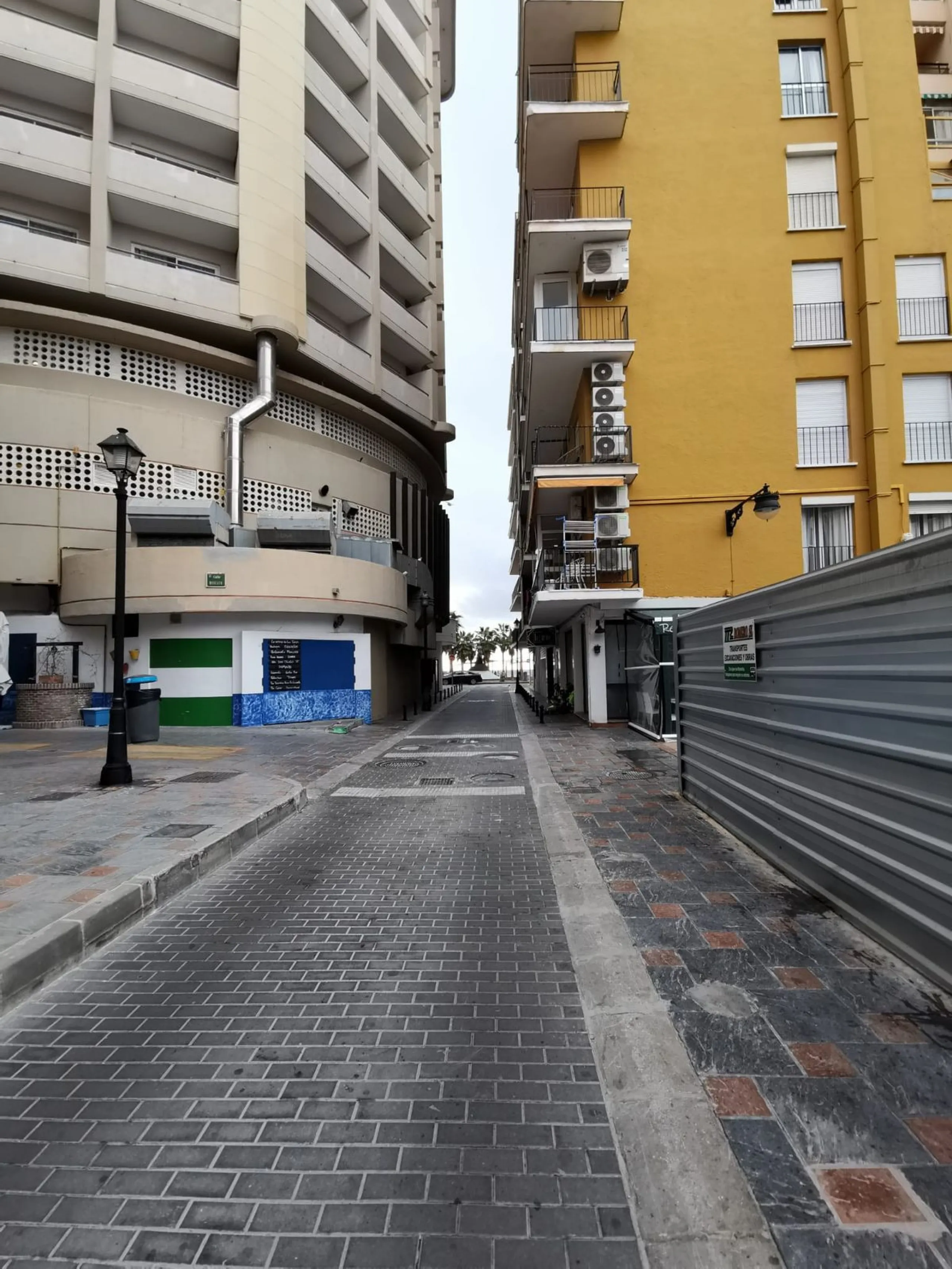 Calling all investors!!!!!! This is a once in a lifetime opportunity to acquire a highly sort after plot right in the heart of Fuengirola, just behind the Hotel El Puerto on the Paseo Maritimo in the area know as "Fish Alley". The plot has permissions up 
