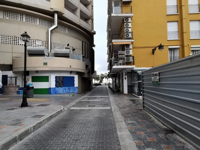 Calling all investors!!!!!! This is a once in a lifetime opportunity to acquire a highly sort after plot right in the heart of Fuengirola, just behind the Hotel El Puerto on the Paseo Maritimo in the area know as "Fish Alley". The plot has permissions up 