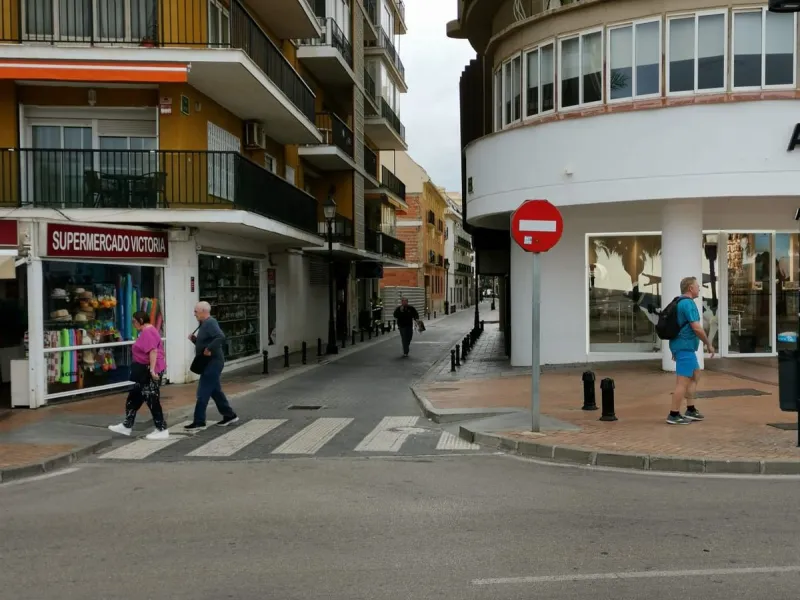 Calling all investors!!!!!! This is a once in a lifetime opportunity to acquire a highly sort after plot right in the heart of Fuengirola, just behind the Hotel El Puerto on the Paseo Maritimo in the area know as "Fish Alley". The plot has permissions up 