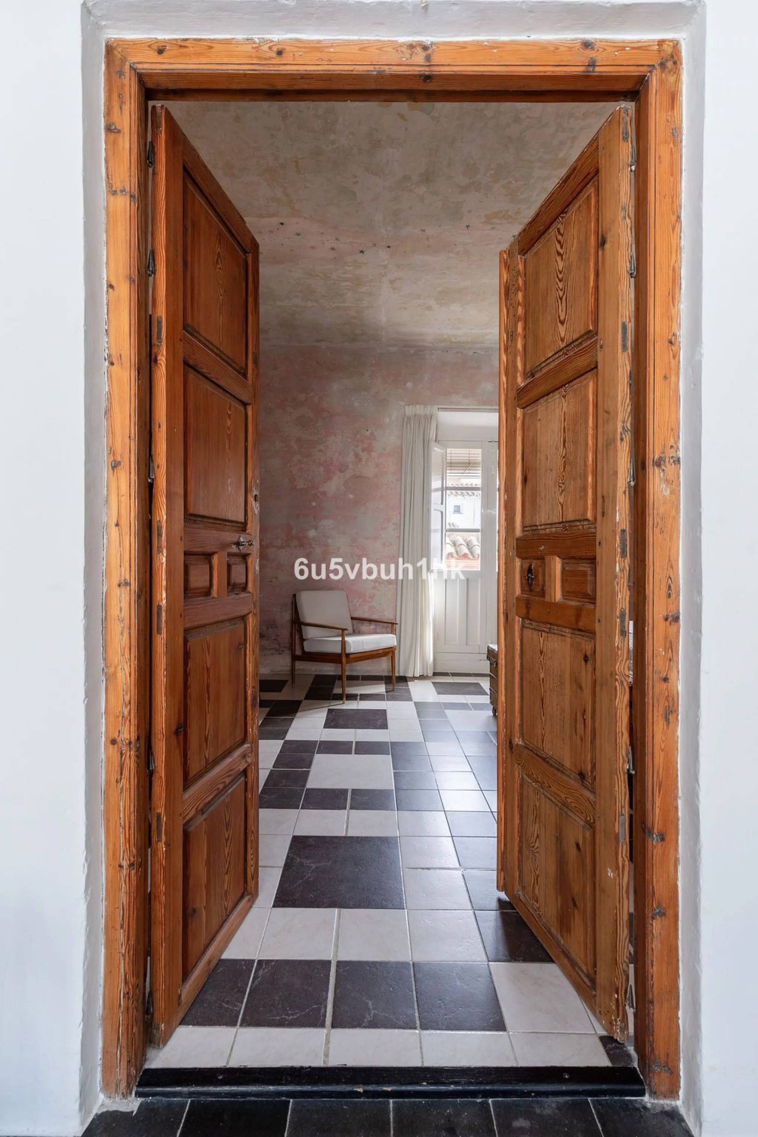 Hidden within the historic streets of central Málaga, this remarkable courtyard house captures a way of living that has shaped Mediterranean homes for centuries.