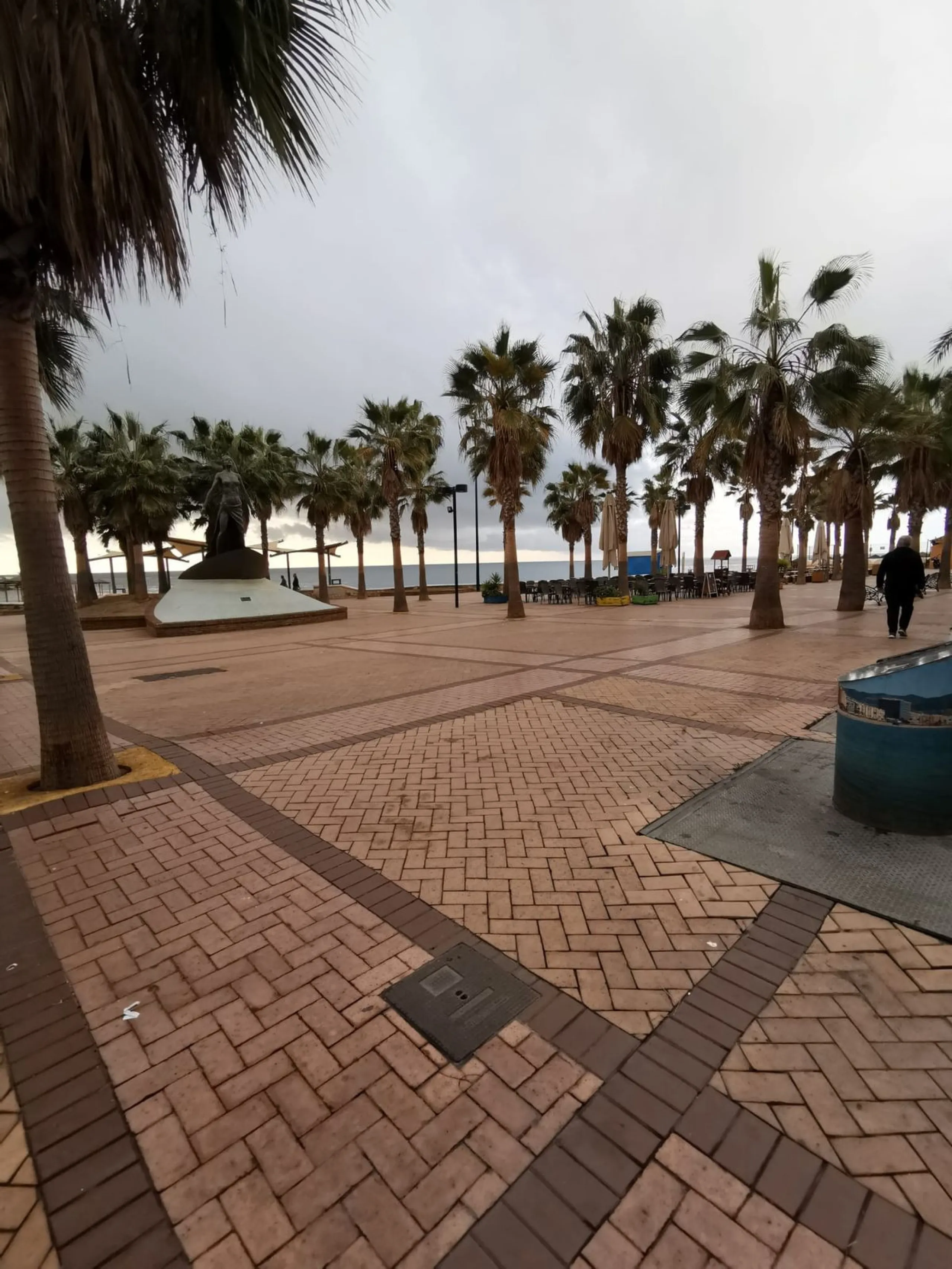 Calling all investors!!!!!! This is a once in a lifetime opportunity to acquire a highly sort after plot right in the heart of Fuengirola, just behind the Hotel El Puerto on the Paseo Maritimo in the area know as "Fish Alley". The plot has permissions up 