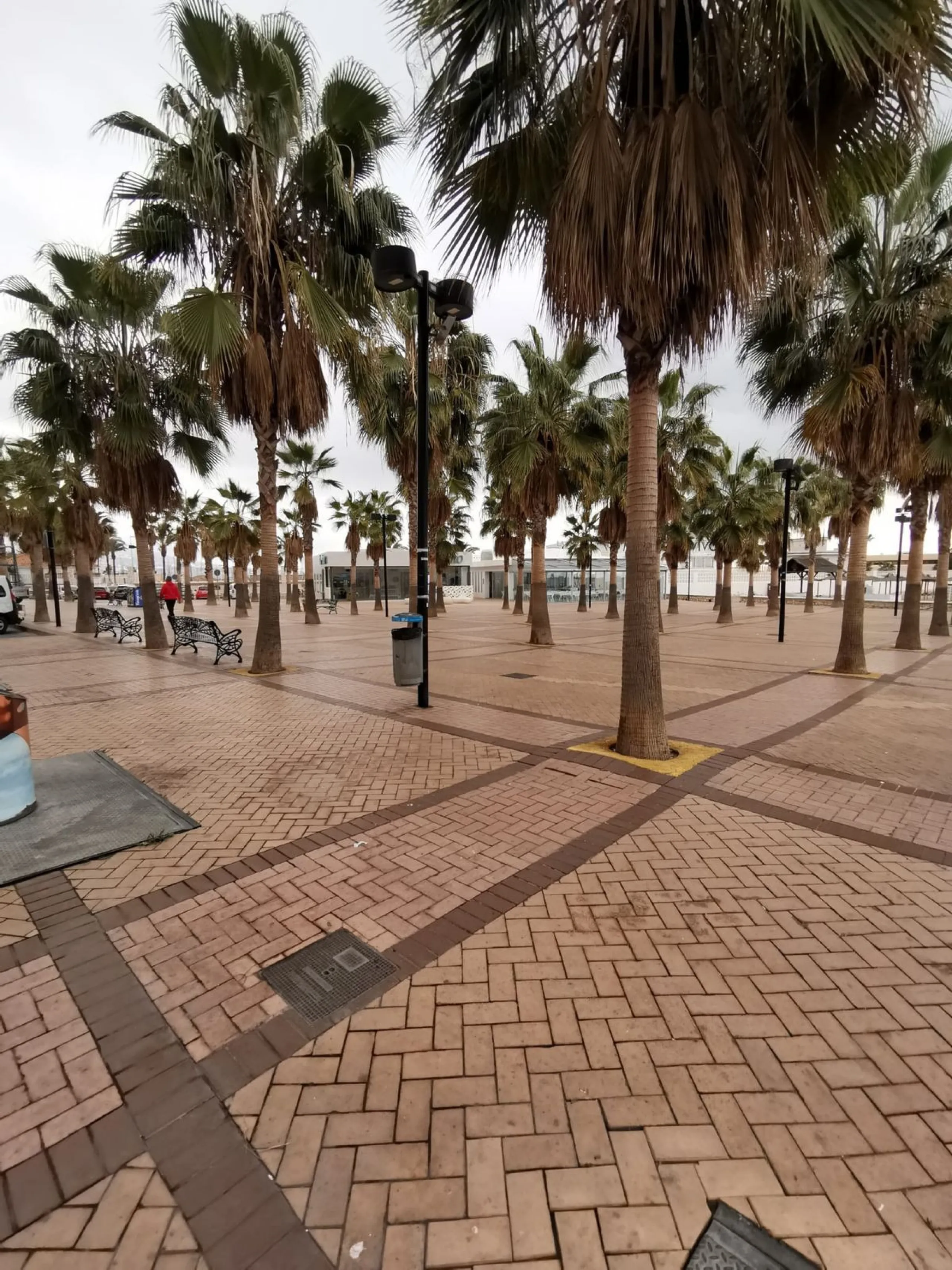 Calling all investors!!!!!! This is a once in a lifetime opportunity to acquire a highly sort after plot right in the heart of Fuengirola, just behind the Hotel El Puerto on the Paseo Maritimo in the area know as "Fish Alley". The plot has permissions up 