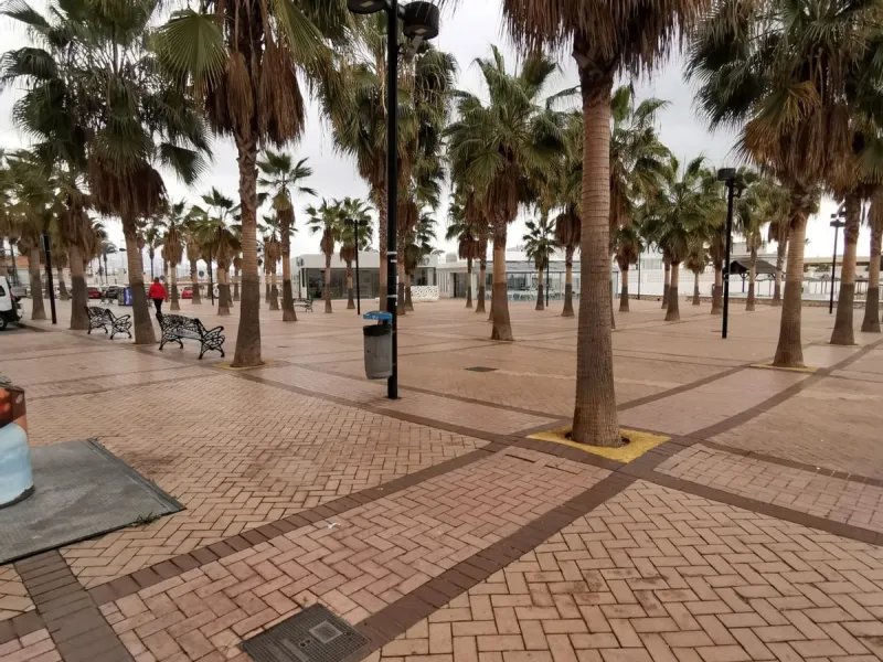 Calling all investors!!!!!! This is a once in a lifetime opportunity to acquire a highly sort after plot right in the heart of Fuengirola, just behind the Hotel El Puerto on the Paseo Maritimo in the area know as "Fish Alley". The plot has permissions up 