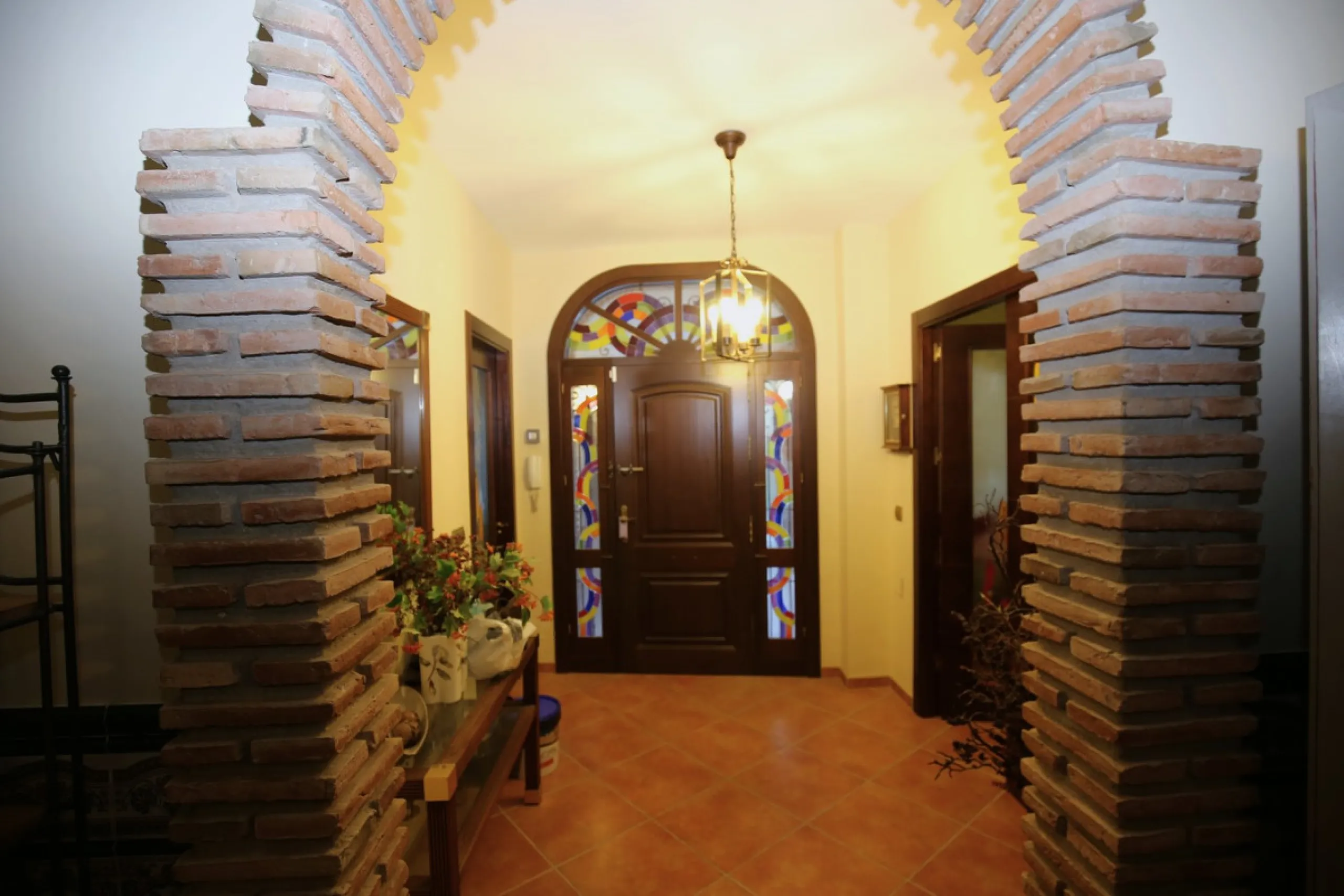In the picturesque village of Benamargosa, a spacious house with an impressive built area of 472 m2 is available for sale. Its prime location allows easy access on foot to all the amenities the village has to offer, including restaurants, shops, and medic