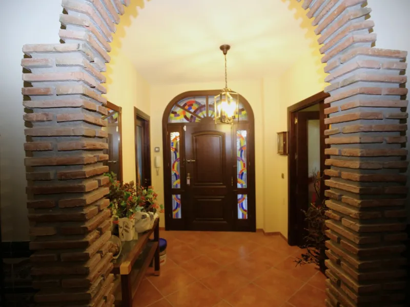 In the picturesque village of Benamargosa, a spacious house with an impressive built area of 472 m2 is available for sale. Its prime location allows easy access on foot to all the amenities the village has to offer, including restaurants, shops, and medic
