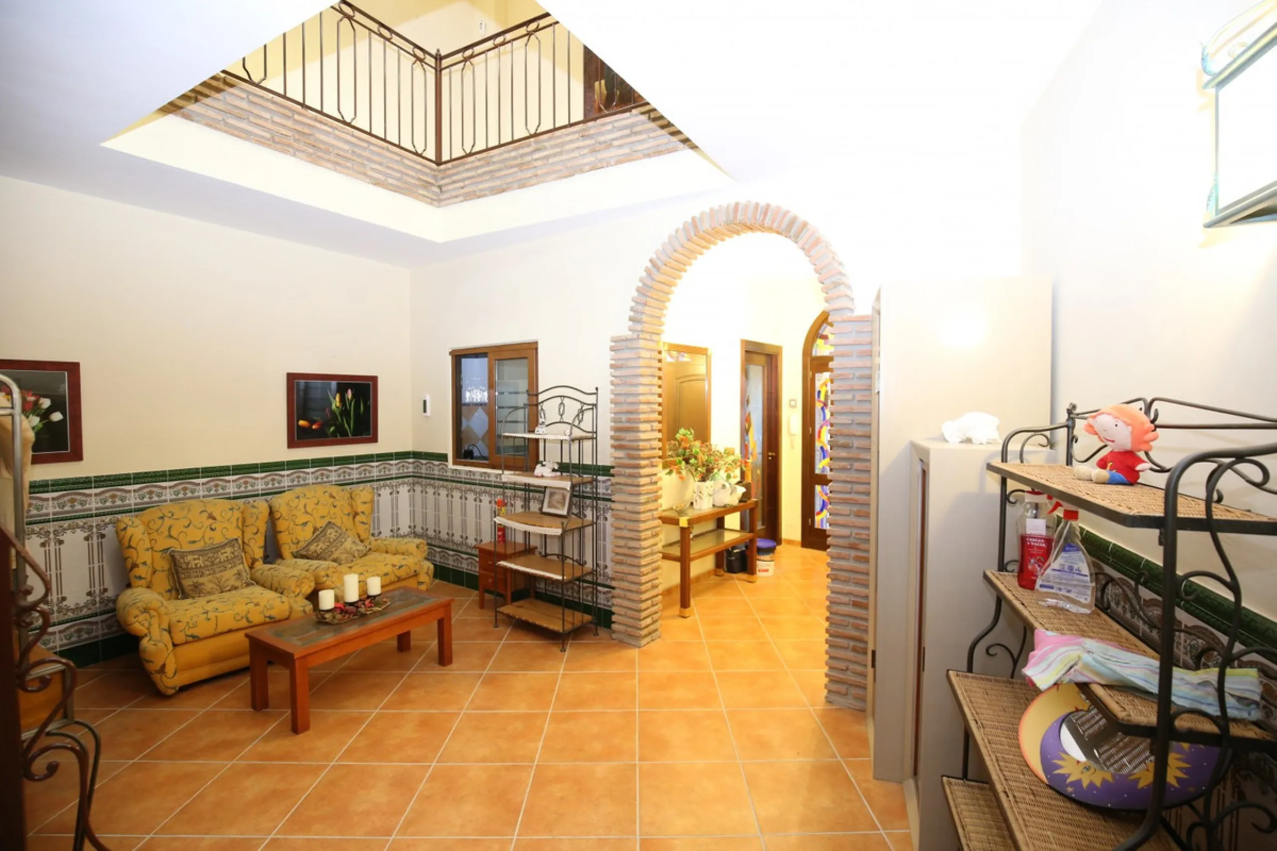In the picturesque village of Benamargosa, a spacious house with an impressive built area of 472 m2 is available for sale. Its prime location allows easy access on foot to all the amenities the village has to offer, including restaurants, shops, and medic