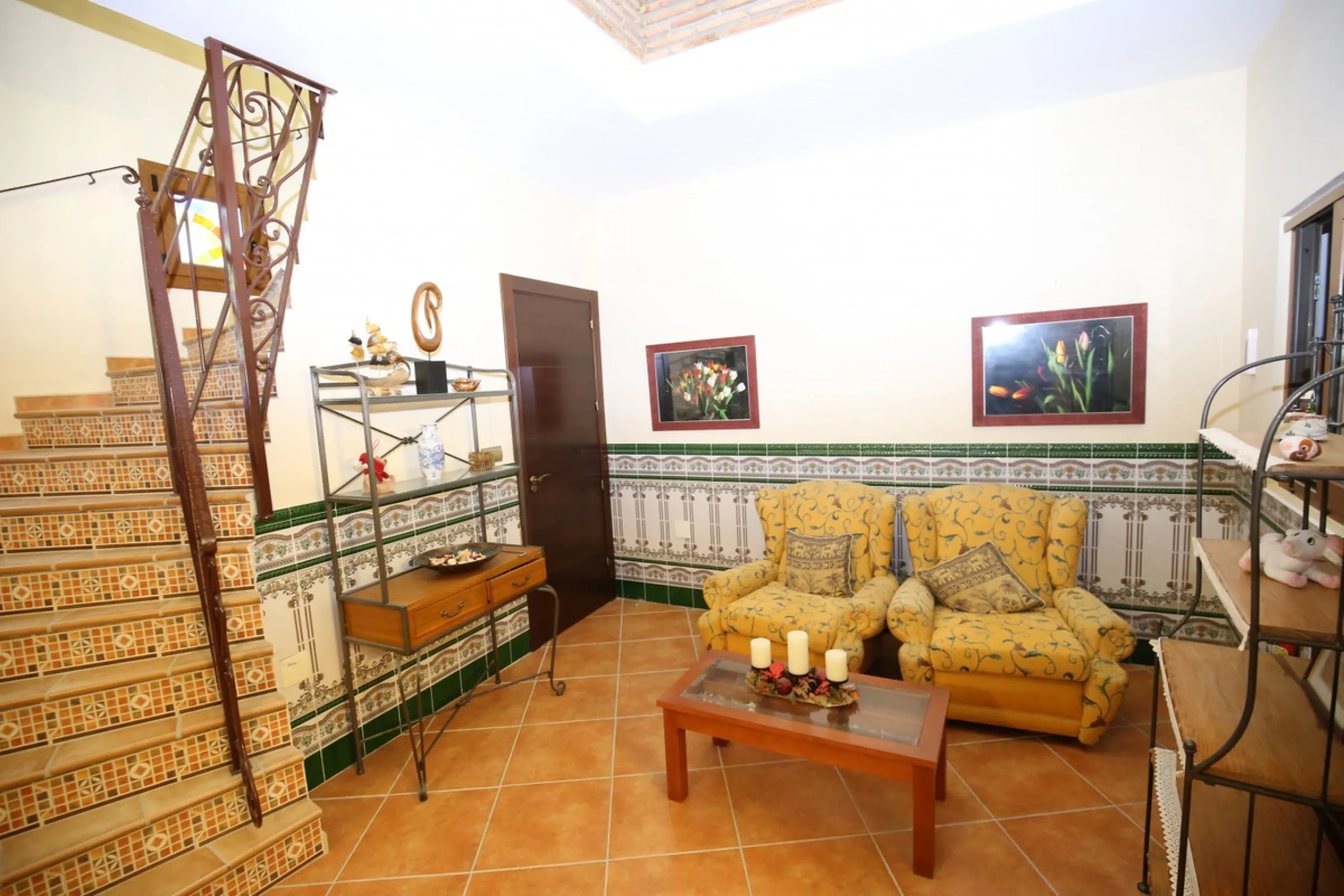 In the picturesque village of Benamargosa, a spacious house with an impressive built area of 472 m2 is available for sale. Its prime location allows easy access on foot to all the amenities the village has to offer, including restaurants, shops, and medic