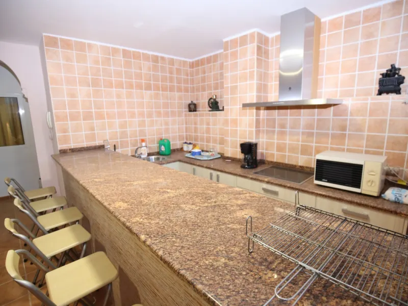 In the picturesque village of Benamargosa, a spacious house with an impressive built area of 472 m2 is available for sale. Its prime location allows easy access on foot to all the amenities the village has to offer, including restaurants, shops, and medic