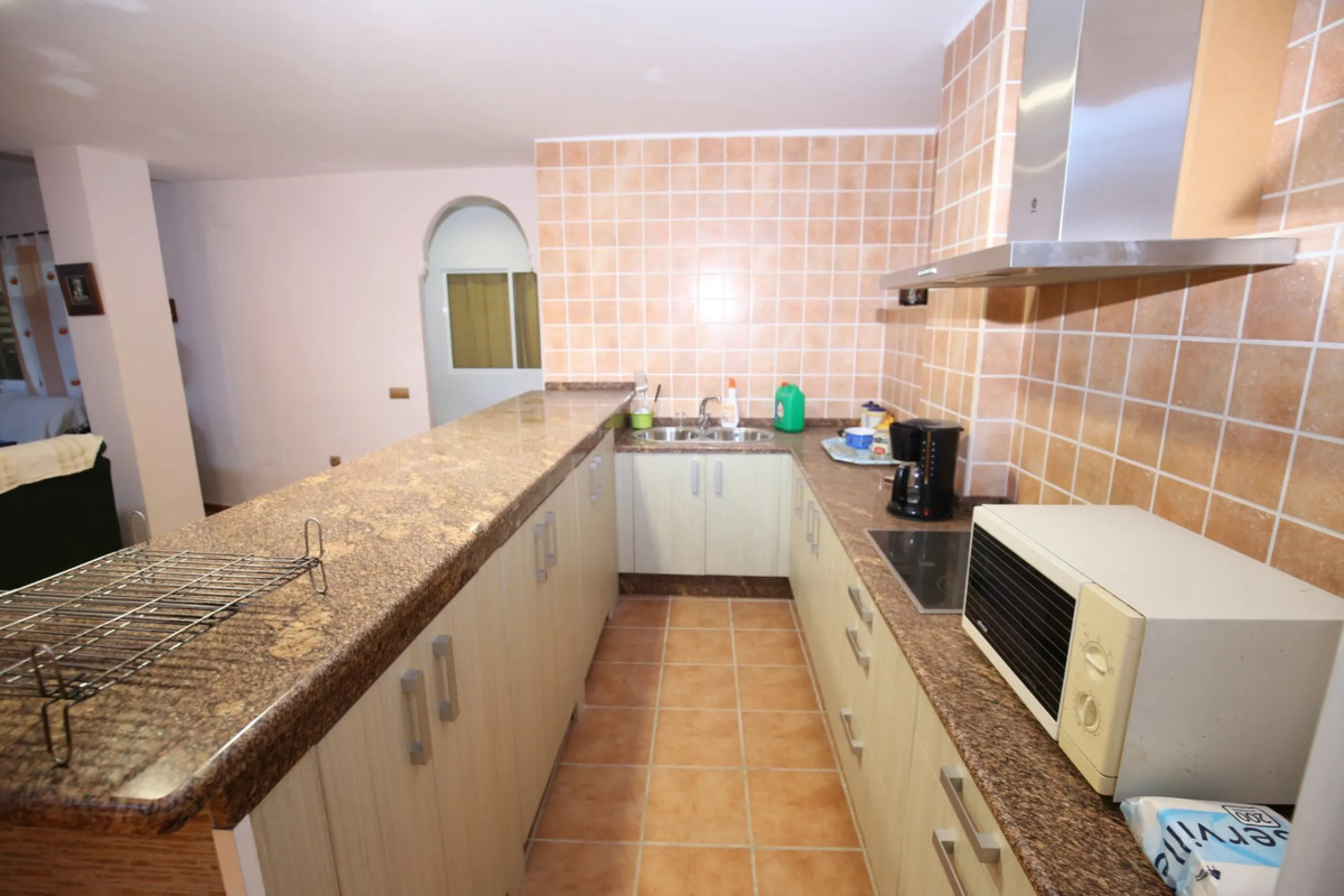 In the picturesque village of Benamargosa, a spacious house with an impressive built area of 472 m2 is available for sale. Its prime location allows easy access on foot to all the amenities the village has to offer, including restaurants, shops, and medic