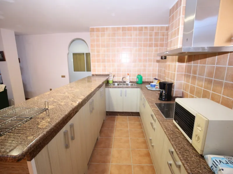 In the picturesque village of Benamargosa, a spacious house with an impressive built area of 472 m2 is available for sale. Its prime location allows easy access on foot to all the amenities the village has to offer, including restaurants, shops, and medic
