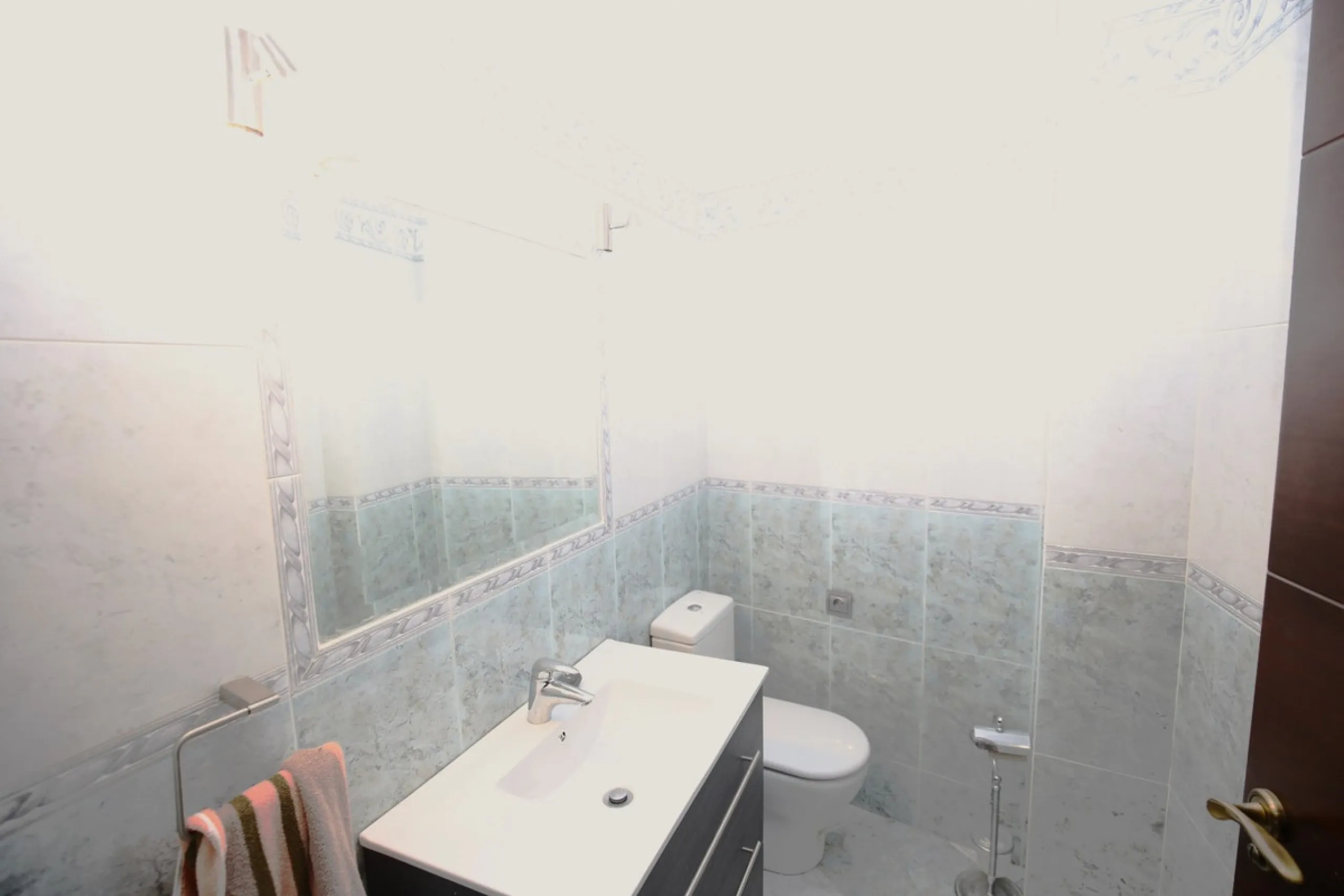 In the picturesque village of Benamargosa, a spacious house with an impressive built area of 472 m2 is available for sale. Its prime location allows easy access on foot to all the amenities the village has to offer, including restaurants, shops, and medic