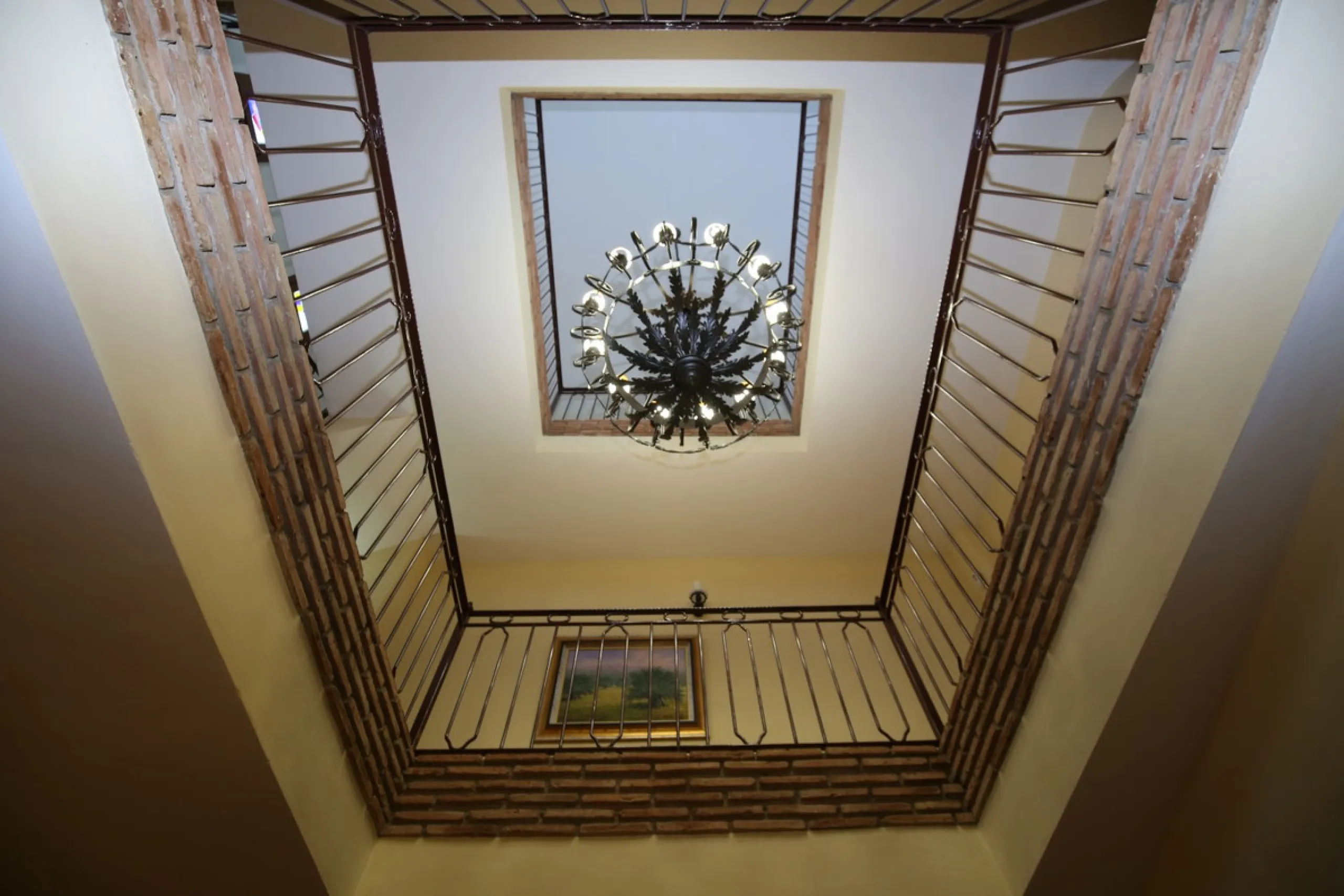 In the picturesque village of Benamargosa, a spacious house with an impressive built area of 472 m2 is available for sale. Its prime location allows easy access on foot to all the amenities the village has to offer, including restaurants, shops, and medic