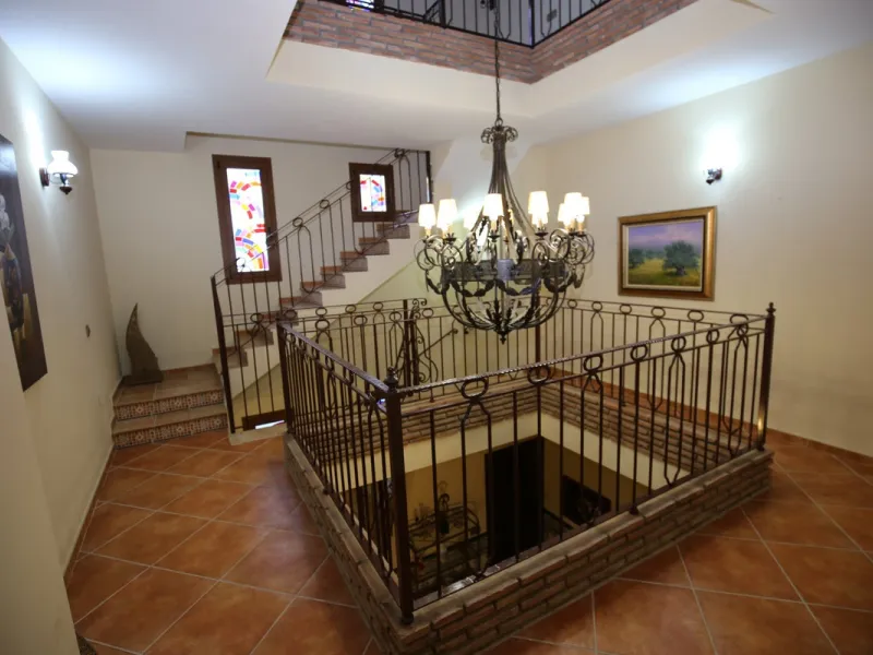 In the picturesque village of Benamargosa, a spacious house with an impressive built area of 472 m2 is available for sale. Its prime location allows easy access on foot to all the amenities the village has to offer, including restaurants, shops, and medic