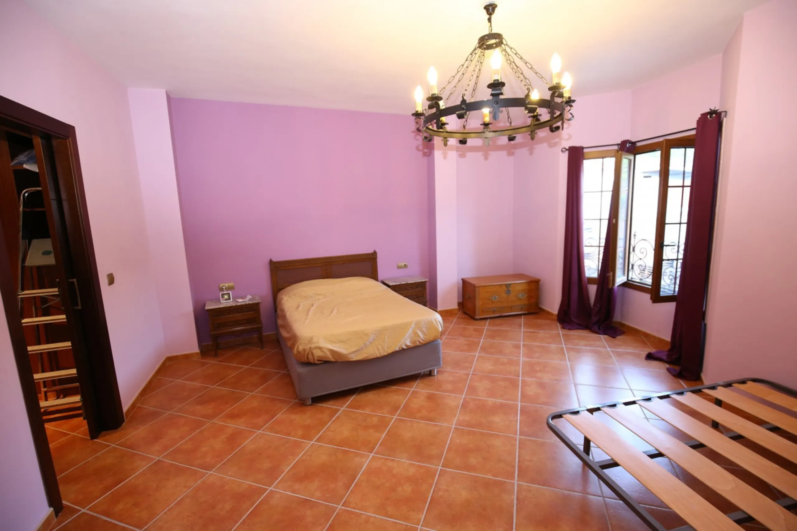 In the picturesque village of Benamargosa, a spacious house with an impressive built area of 472 m2 is available for sale. Its prime location allows easy access on foot to all the amenities the village has to offer, including restaurants, shops, and medic