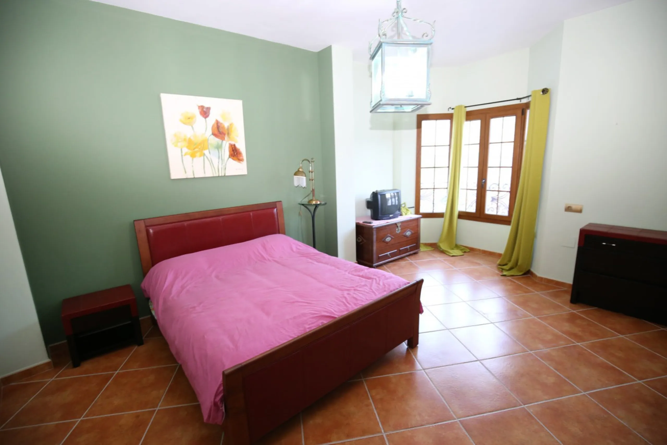 In the picturesque village of Benamargosa, a spacious house with an impressive built area of 472 m2 is available for sale. Its prime location allows easy access on foot to all the amenities the village has to offer, including restaurants, shops, and medic