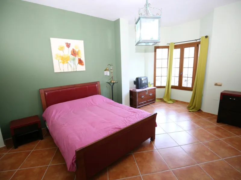 In the picturesque village of Benamargosa, a spacious house with an impressive built area of 472 m2 is available for sale. Its prime location allows easy access on foot to all the amenities the village has to offer, including restaurants, shops, and medic