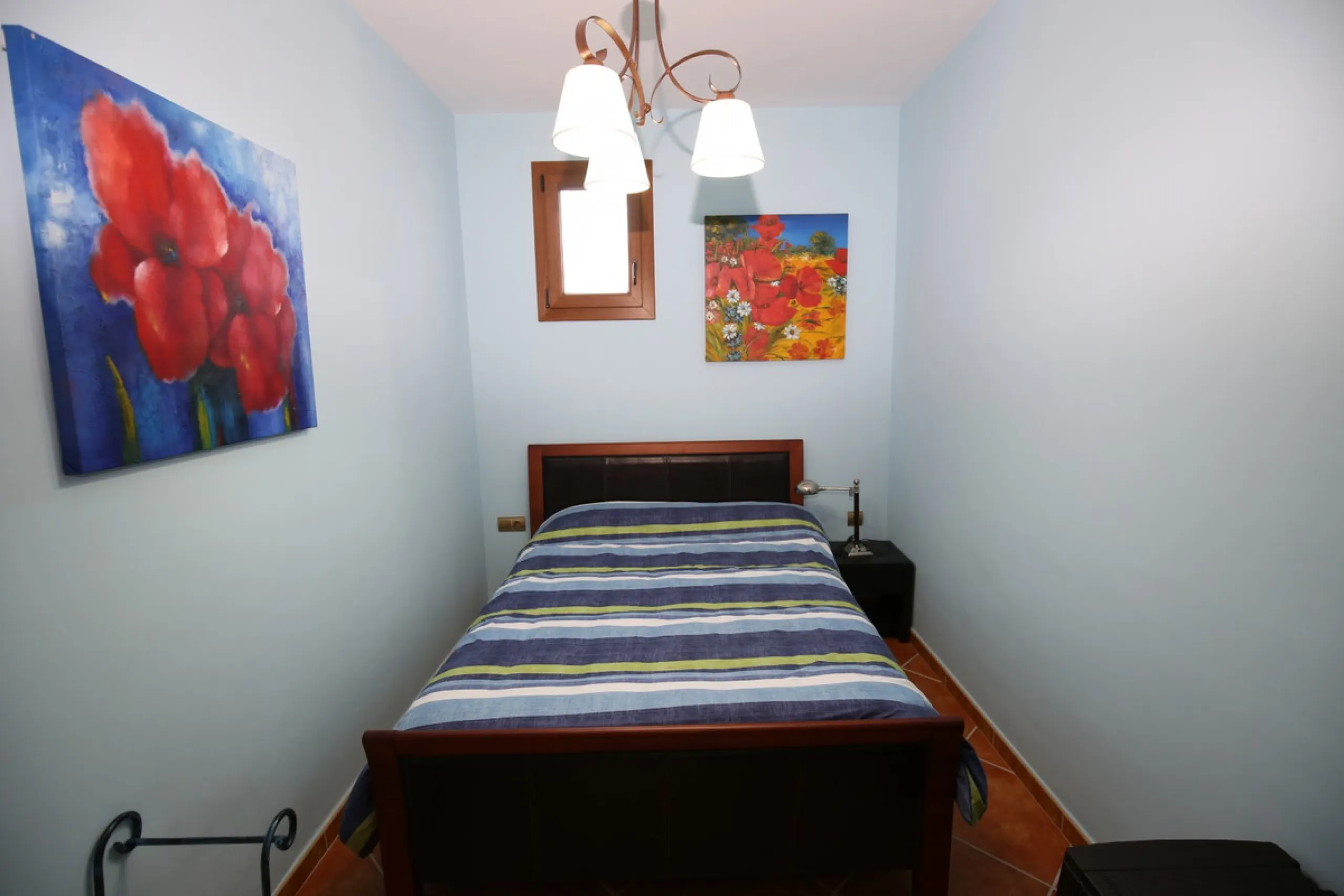 In the picturesque village of Benamargosa, a spacious house with an impressive built area of 472 m2 is available for sale. Its prime location allows easy access on foot to all the amenities the village has to offer, including restaurants, shops, and medic