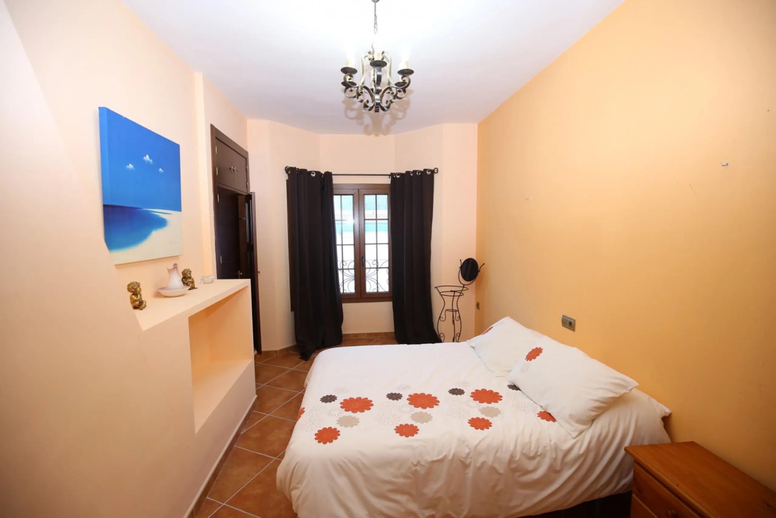 In the picturesque village of Benamargosa, a spacious house with an impressive built area of 472 m2 is available for sale. Its prime location allows easy access on foot to all the amenities the village has to offer, including restaurants, shops, and medic