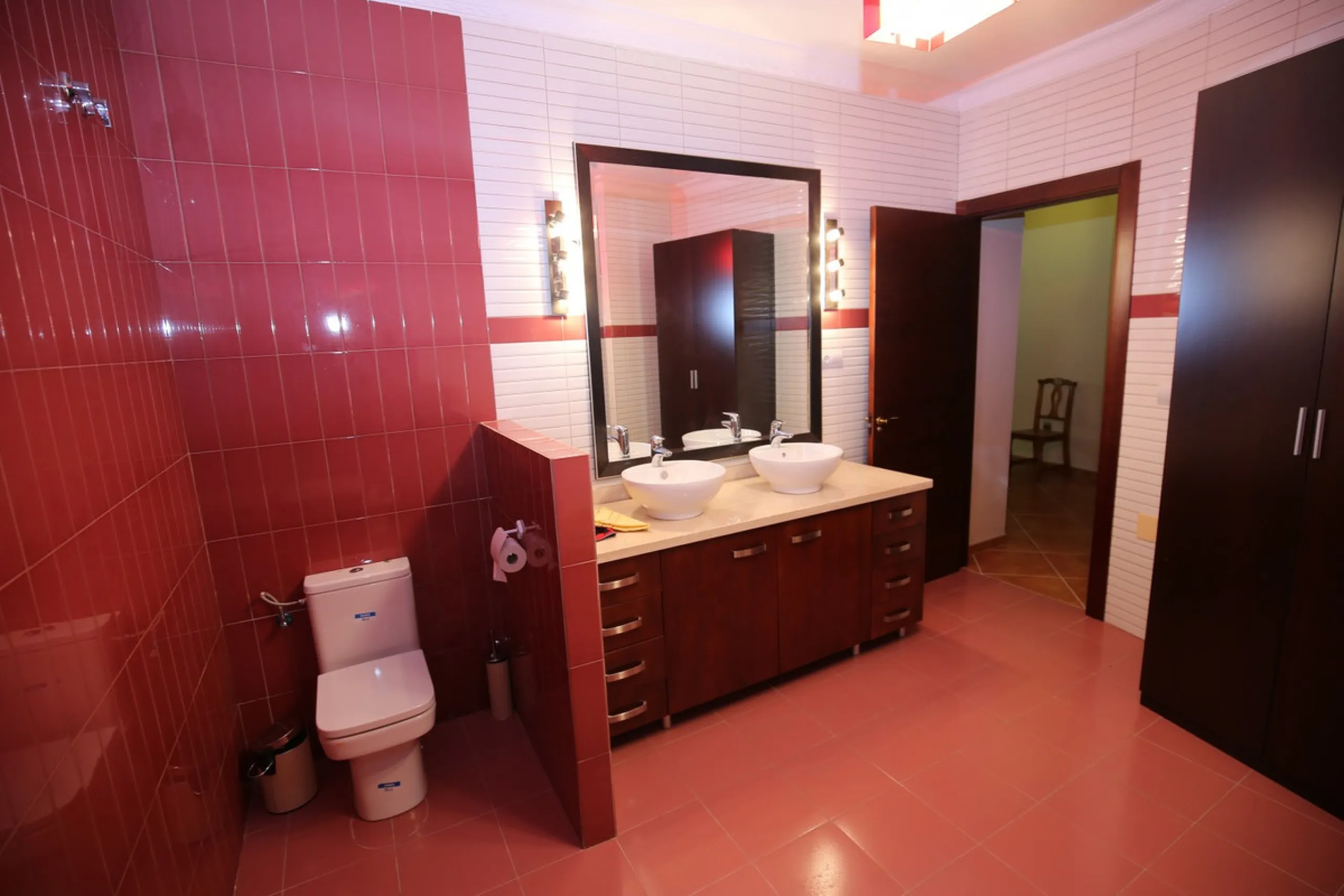 In the picturesque village of Benamargosa, a spacious house with an impressive built area of 472 m2 is available for sale. Its prime location allows easy access on foot to all the amenities the village has to offer, including restaurants, shops, and medic