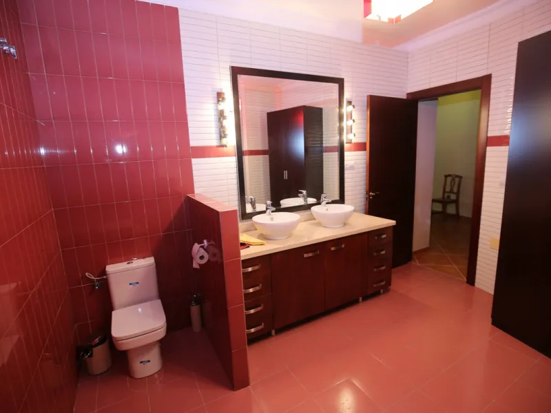 In the picturesque village of Benamargosa, a spacious house with an impressive built area of 472 m2 is available for sale. Its prime location allows easy access on foot to all the amenities the village has to offer, including restaurants, shops, and medic