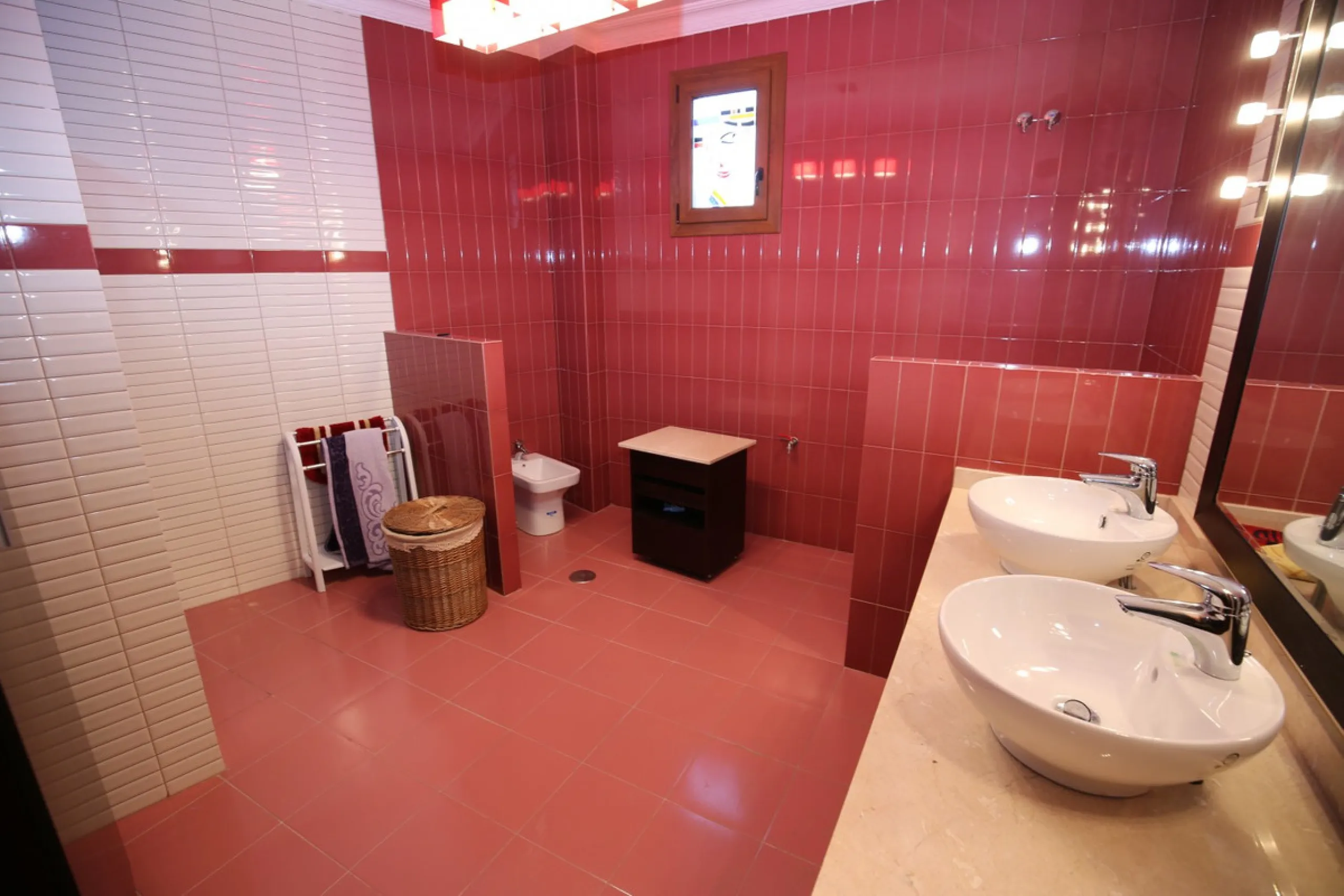In the picturesque village of Benamargosa, a spacious house with an impressive built area of 472 m2 is available for sale. Its prime location allows easy access on foot to all the amenities the village has to offer, including restaurants, shops, and medic