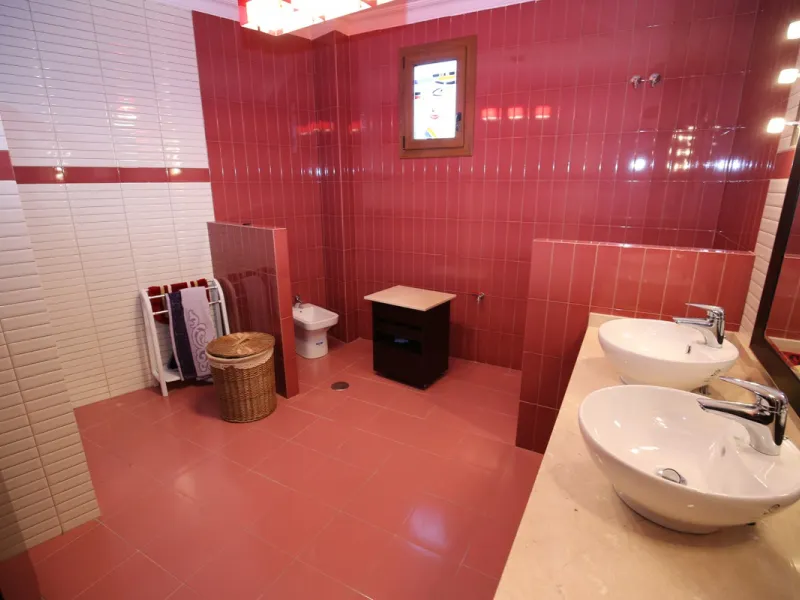 In the picturesque village of Benamargosa, a spacious house with an impressive built area of 472 m2 is available for sale. Its prime location allows easy access on foot to all the amenities the village has to offer, including restaurants, shops, and medic
