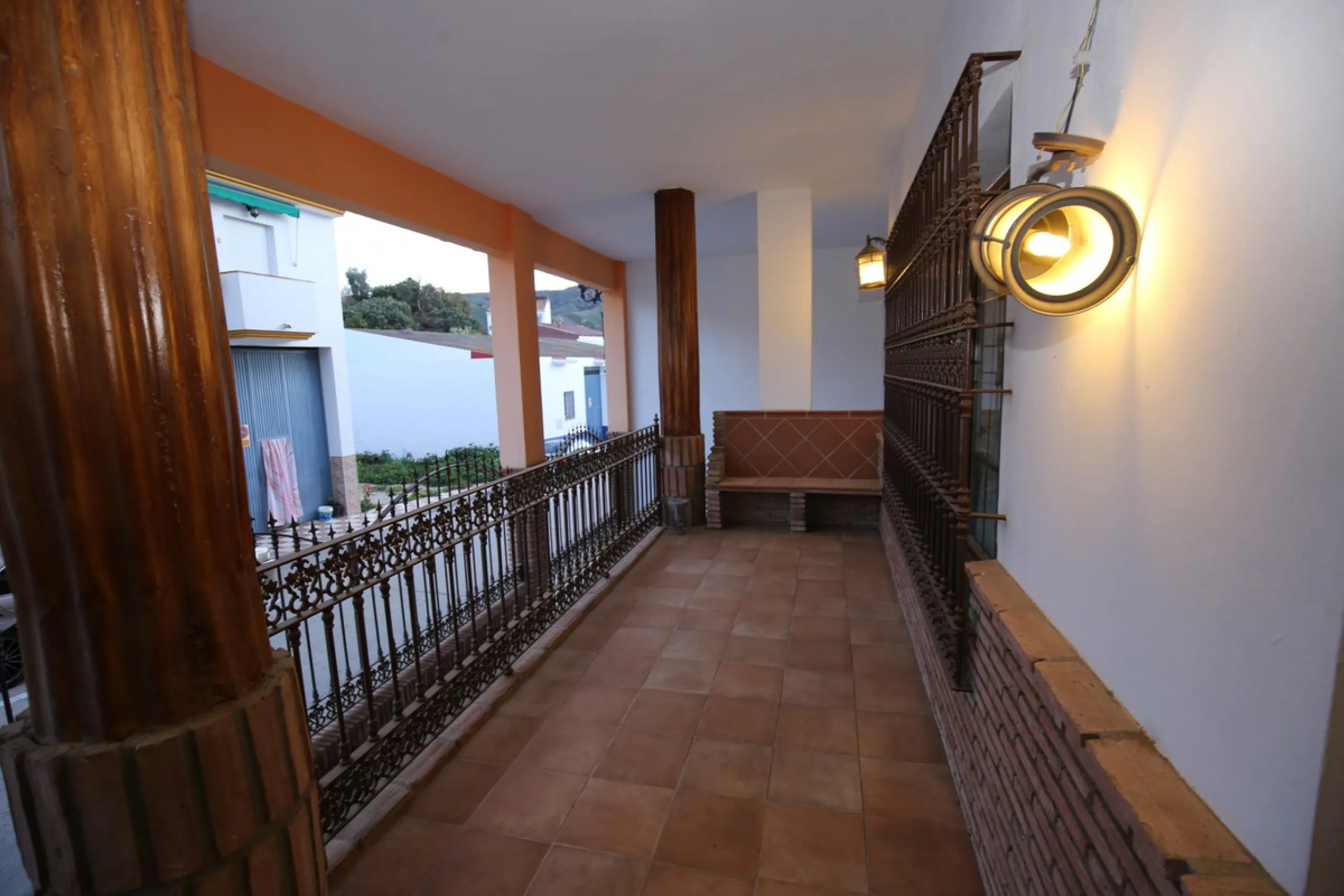 In the picturesque village of Benamargosa, a spacious house with an impressive built area of 472 m2 is available for sale. Its prime location allows easy access on foot to all the amenities the village has to offer, including restaurants, shops, and medic