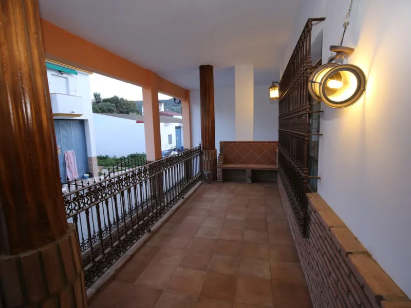 In the picturesque village of Benamargosa, a spacious house with an impressive built area of 472 m2 is available for sale. Its prime location allows easy access on foot to all the amenities the village has to offer, including restaurants, shops, and medic