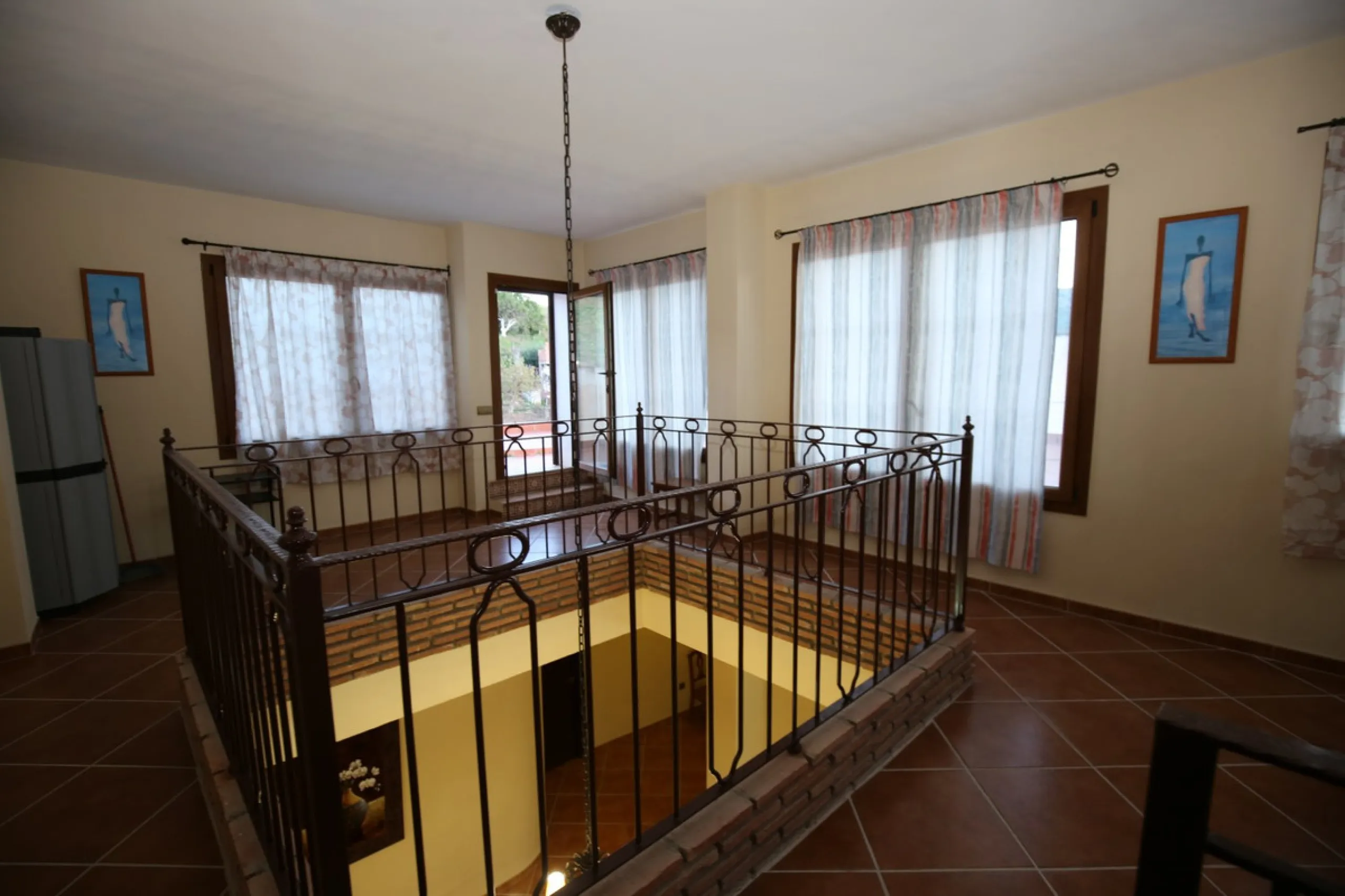 In the picturesque village of Benamargosa, a spacious house with an impressive built area of 472 m2 is available for sale. Its prime location allows easy access on foot to all the amenities the village has to offer, including restaurants, shops, and medic
