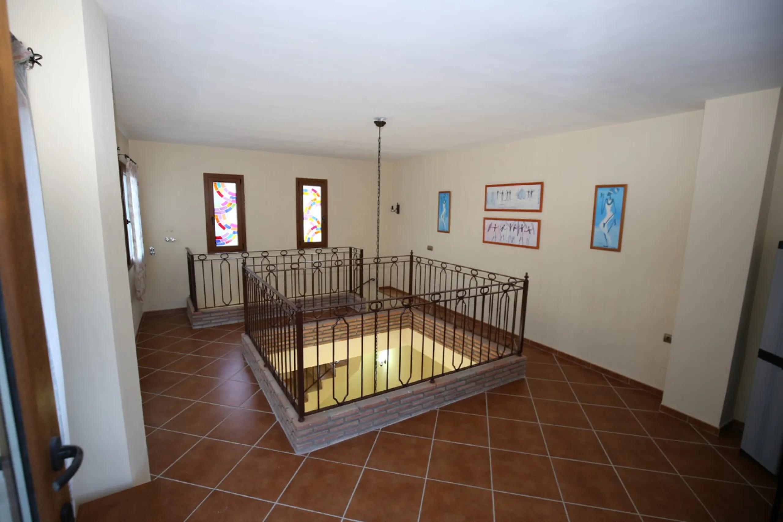 In the picturesque village of Benamargosa, a spacious house with an impressive built area of 472 m2 is available for sale. Its prime location allows easy access on foot to all the amenities the village has to offer, including restaurants, shops, and medic