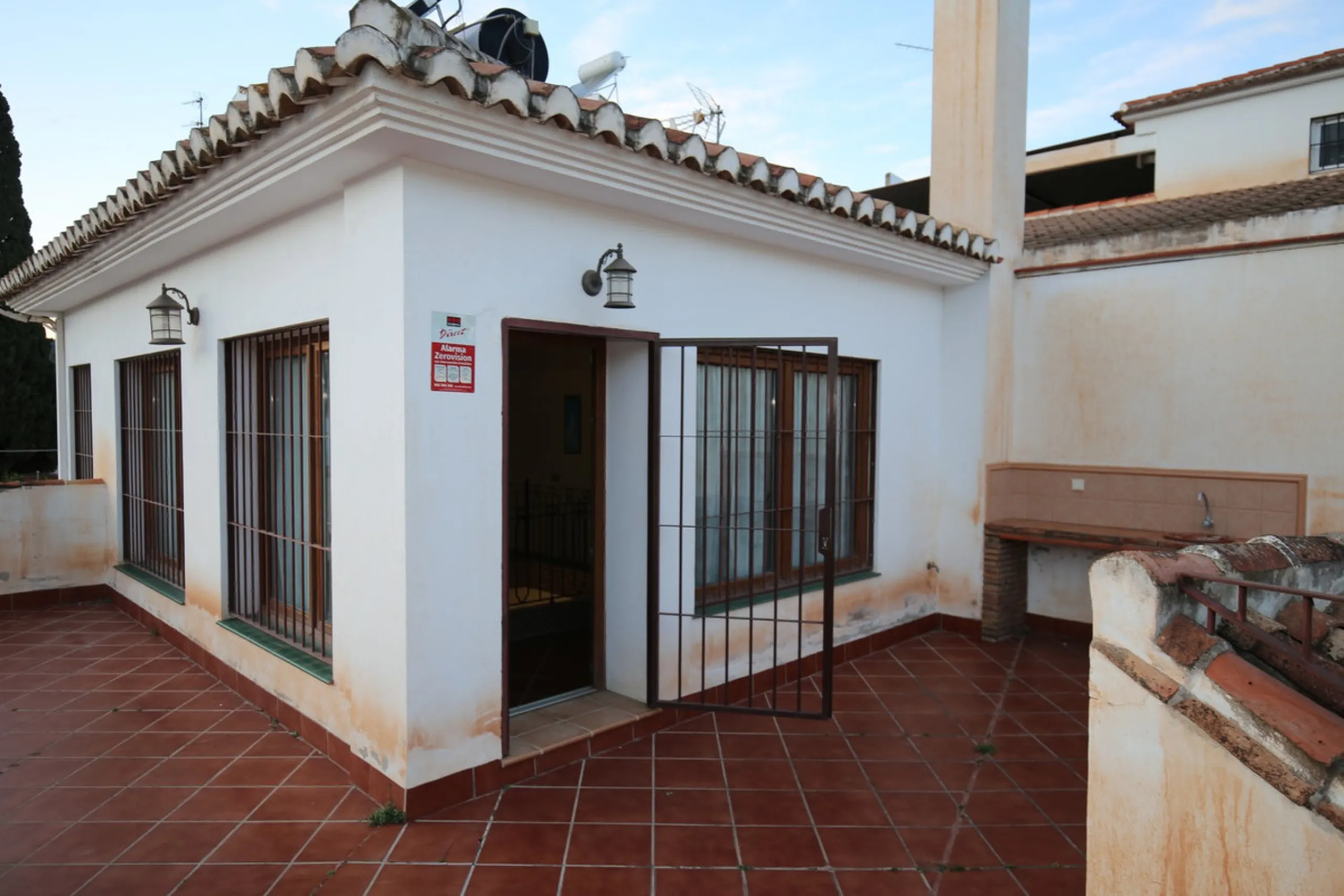 In the picturesque village of Benamargosa, a spacious house with an impressive built area of 472 m2 is available for sale. Its prime location allows easy access on foot to all the amenities the village has to offer, including restaurants, shops, and medic