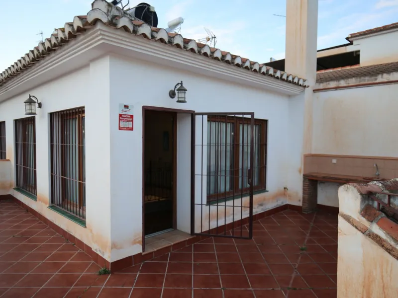 In the picturesque village of Benamargosa, a spacious house with an impressive built area of 472 m2 is available for sale. Its prime location allows easy access on foot to all the amenities the village has to offer, including restaurants, shops, and medic