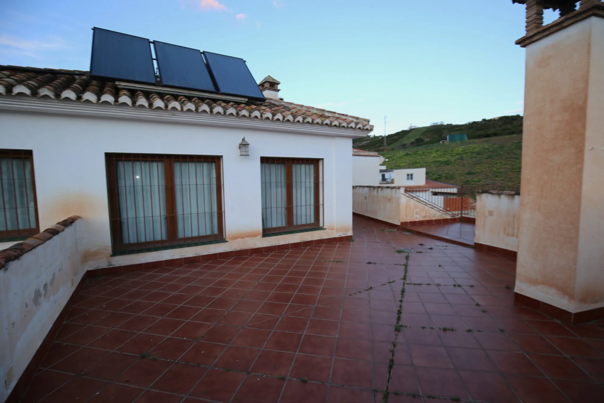 In the picturesque village of Benamargosa, a spacious house with an impressive built area of 472 m2 is available for sale. Its prime location allows easy access on foot to all the amenities the village has to offer, including restaurants, shops, and medic