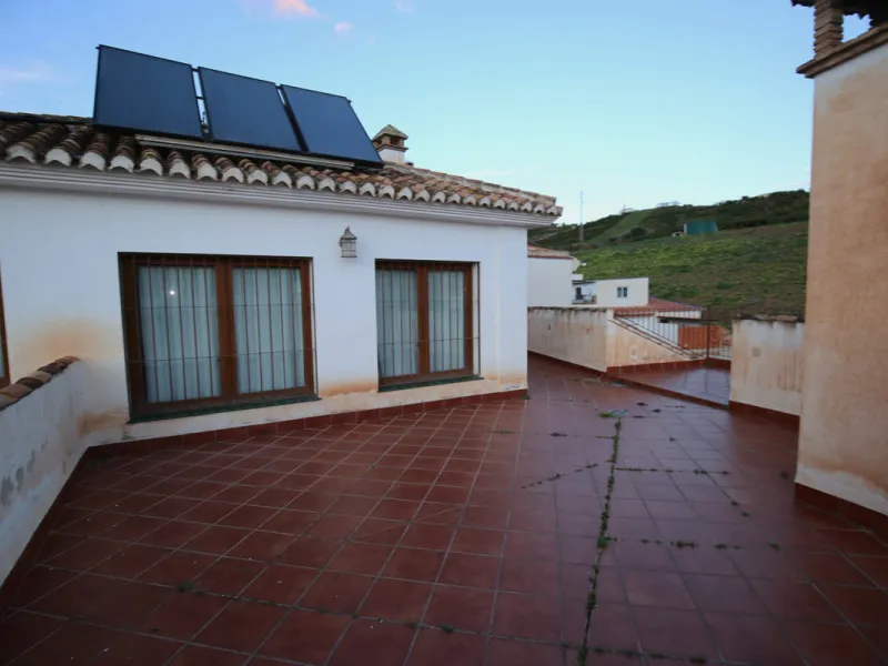 In the picturesque village of Benamargosa, a spacious house with an impressive built area of 472 m2 is available for sale. Its prime location allows easy access on foot to all the amenities the village has to offer, including restaurants, shops, and medic
