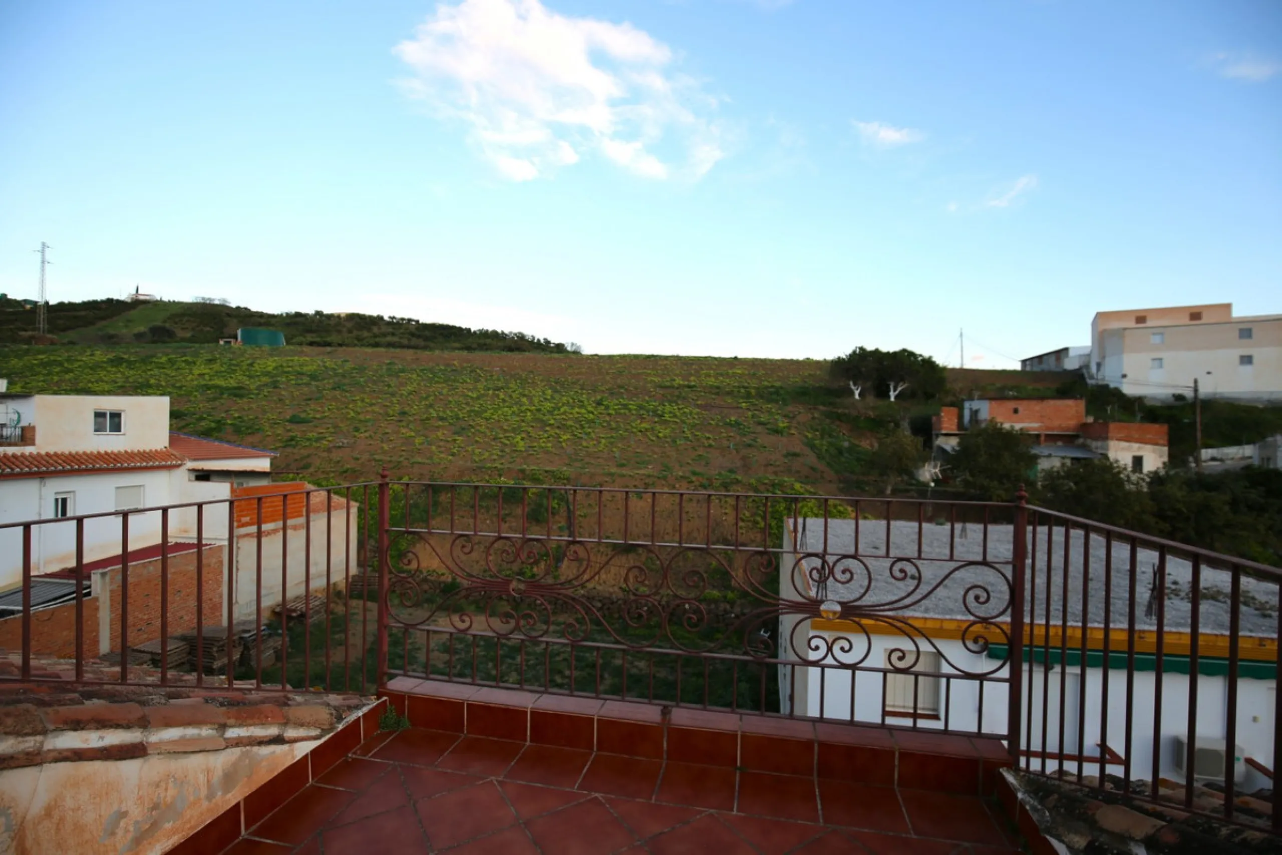 In the picturesque village of Benamargosa, a spacious house with an impressive built area of 472 m2 is available for sale. Its prime location allows easy access on foot to all the amenities the village has to offer, including restaurants, shops, and medic