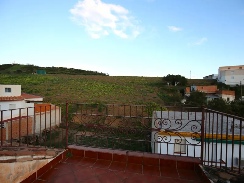 In the picturesque village of Benamargosa, a spacious house with an impressive built area of 472 m2 is available for sale. Its prime location allows easy access on foot to all the amenities the village has to offer, including restaurants, shops, and medic