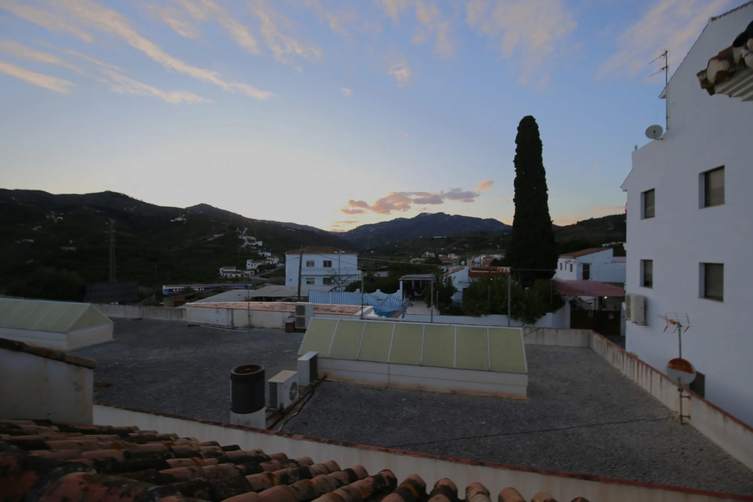 In the picturesque village of Benamargosa, a spacious house with an impressive built area of 472 m2 is available for sale. Its prime location allows easy access on foot to all the amenities the village has to offer, including restaurants, shops, and medic