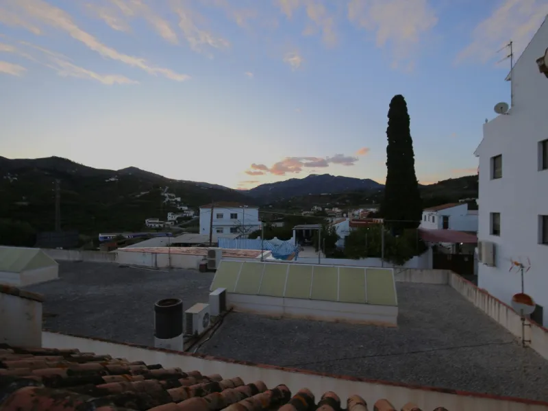 In the picturesque village of Benamargosa, a spacious house with an impressive built area of 472 m2 is available for sale. Its prime location allows easy access on foot to all the amenities the village has to offer, including restaurants, shops, and medic