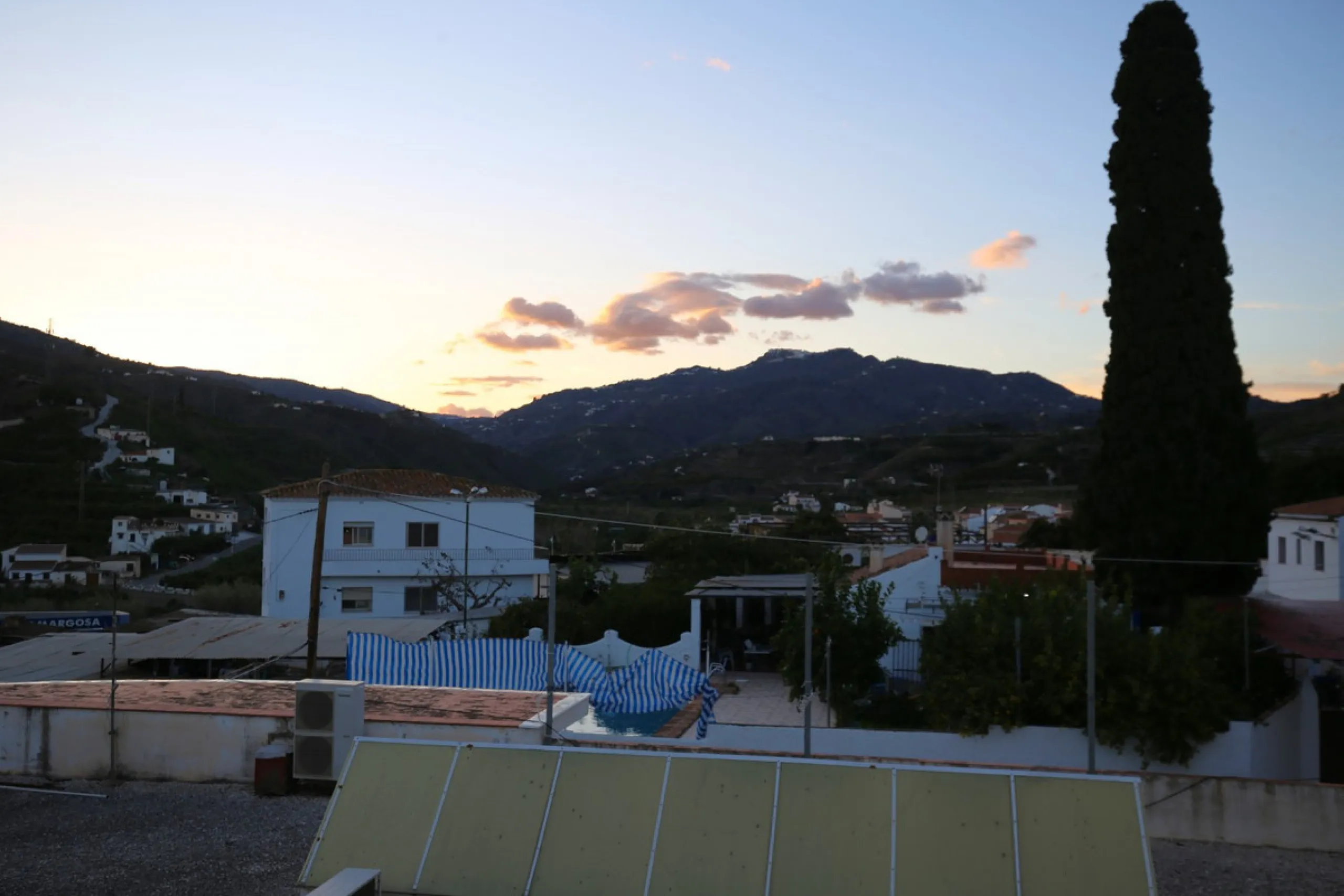 In the picturesque village of Benamargosa, a spacious house with an impressive built area of 472 m2 is available for sale. Its prime location allows easy access on foot to all the amenities the village has to offer, including restaurants, shops, and medic
