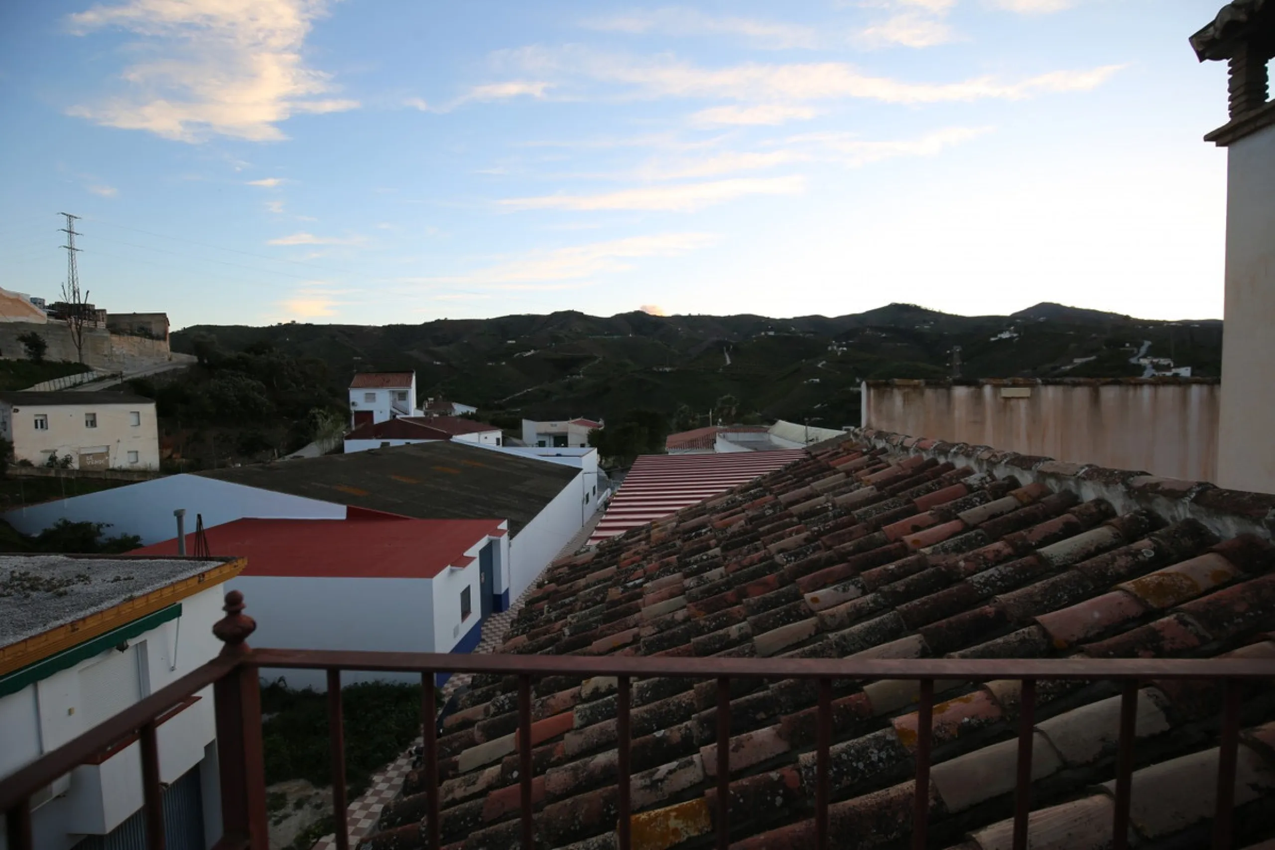 In the picturesque village of Benamargosa, a spacious house with an impressive built area of 472 m2 is available for sale. Its prime location allows easy access on foot to all the amenities the village has to offer, including restaurants, shops, and medic