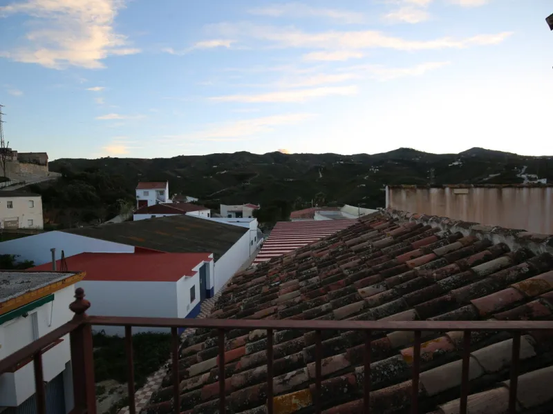 In the picturesque village of Benamargosa, a spacious house with an impressive built area of 472 m2 is available for sale. Its prime location allows easy access on foot to all the amenities the village has to offer, including restaurants, shops, and medic