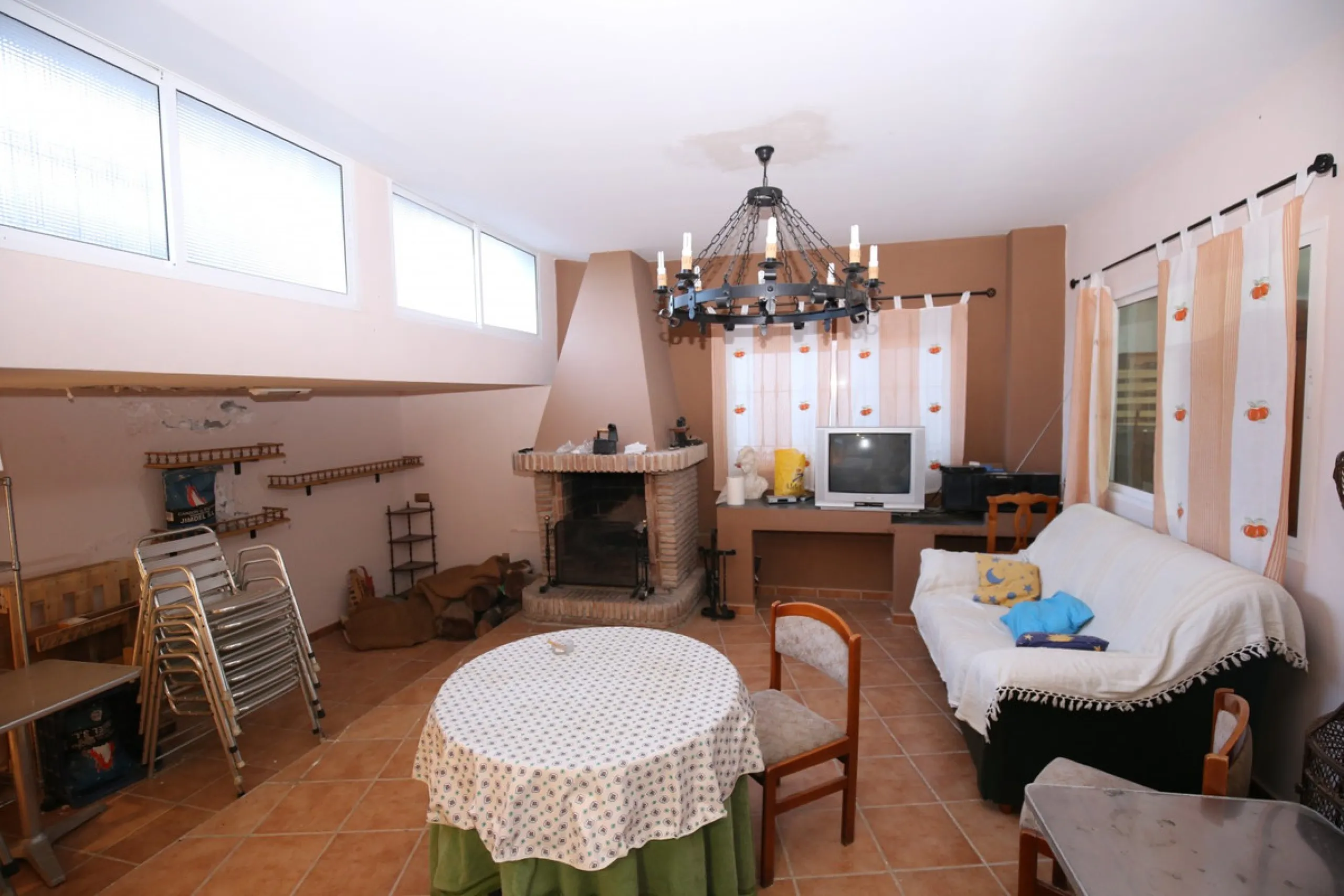 In the picturesque village of Benamargosa, a spacious house with an impressive built area of 472 m2 is available for sale. Its prime location allows easy access on foot to all the amenities the village has to offer, including restaurants, shops, and medic