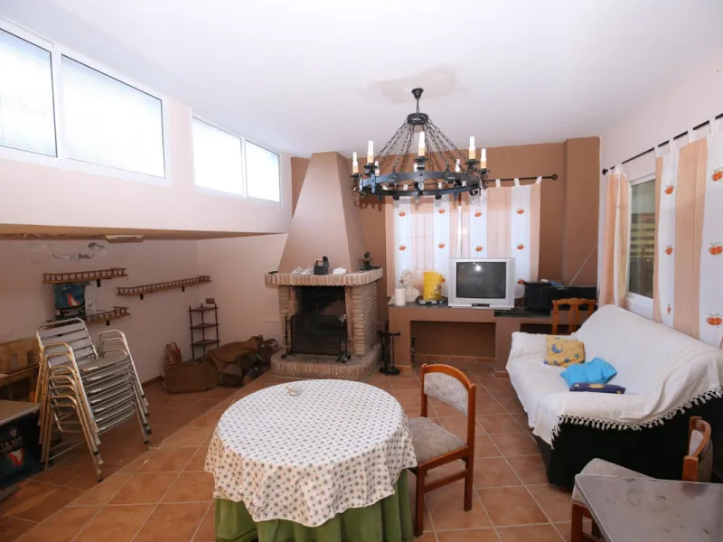 In the picturesque village of Benamargosa, a spacious house with an impressive built area of 472 m2 is available for sale. Its prime location allows easy access on foot to all the amenities the village has to offer, including restaurants, shops, and medic