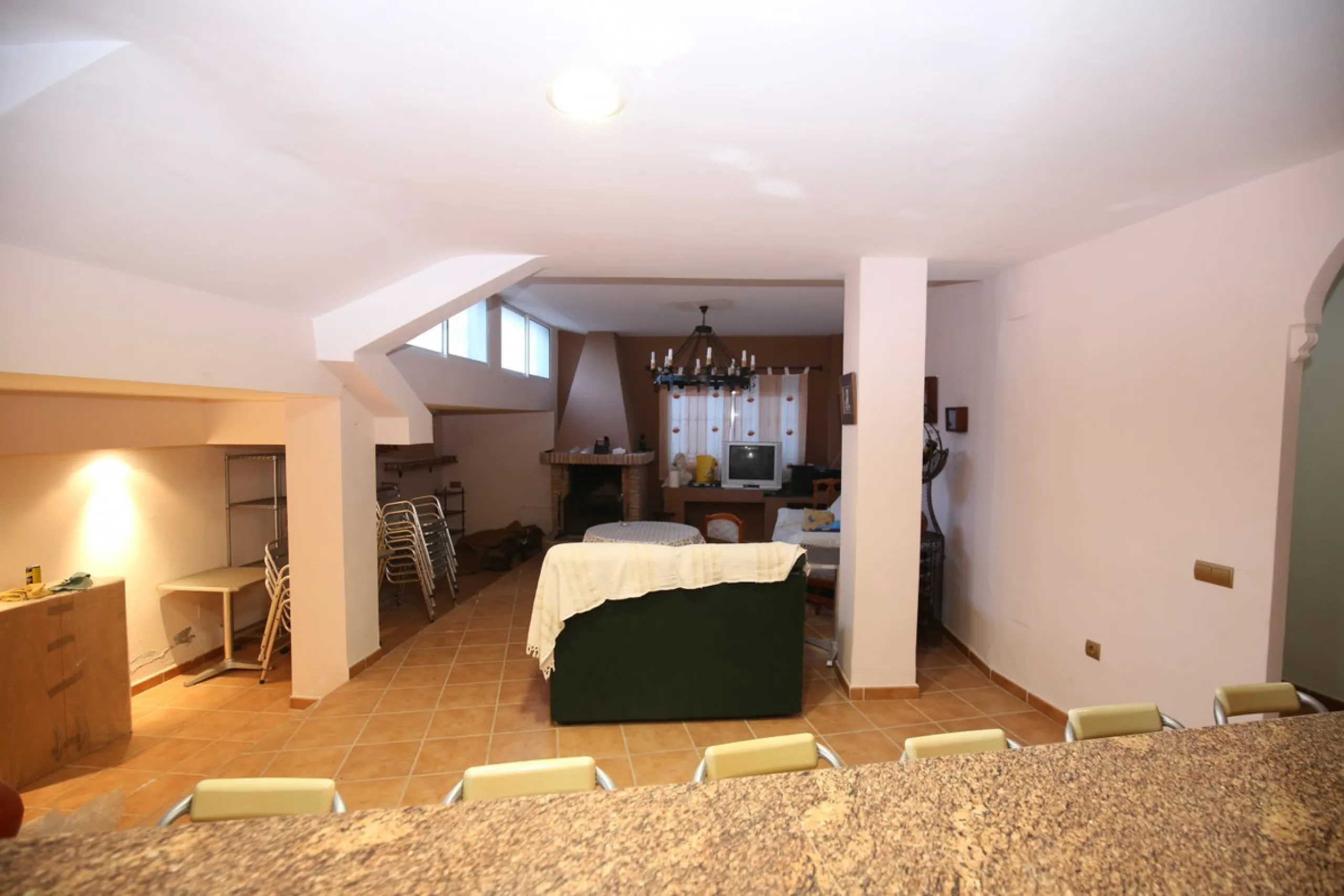 In the picturesque village of Benamargosa, a spacious house with an impressive built area of 472 m2 is available for sale. Its prime location allows easy access on foot to all the amenities the village has to offer, including restaurants, shops, and medic