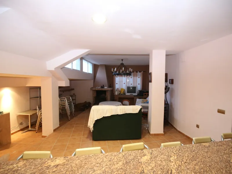 In the picturesque village of Benamargosa, a spacious house with an impressive built area of 472 m2 is available for sale. Its prime location allows easy access on foot to all the amenities the village has to offer, including restaurants, shops, and medic